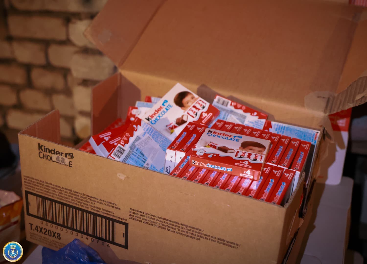 <p style="text-align: justify">ფინანსთა სამინისტროს საგამოძიებო სამსახურის თანამშრომლებმა, საქართველოს გენერალურ პროკურატურასთან კოორდინაციით, ჩატარებული ოპერატიულ-სამძებრო ღონისძიებებისა და საგამოძიებო მოქმედებების შედეგად, წინასწარი შეთანხმებით ჯგუფის მიერ, დიდი ოდენობით სხვისი სასაქონლო ნიშნის უკანონო დამზადება-გამოყენების ფაქტზე, საქართველოს მოქალაქეები გ. ა. და ფ. დ. დააკავეს.</p><p style="text-align: justify">"გამოძიებით დადგინდა, რომ ბრალდებულებს, მატერიალური სარგებლის უკანონოდ მიღების მიზნით, ქალაქ თბილისში მოწყობილი ჰქონდათ კუსტარული საწარმო, სადაც სისტემატურად ახორციელებდნენ ძირითადად, ტკბილეულის და ყავის დამზადებას, რის შემდგომაც ახდენდნენ აღნიშნული პროდუქციის „Raffaello”-ს და „Jacobs Monarch”-ის სასაქონლო ნიშნით უკანონო ნიშანდებას და რეალიზაციას.</p><p style="text-align: justify">საგამოძიებო მოქმედებების შედეგად, ამოღებულ იქნა, სარეალიზაციოდ გამზადებული, 10 000 ერთეულზე მეტი „Jacobs Monarch”-ის სასაქონლო ნიშნით უკანონო ნიშანდებული ერთჯერადი ყავა და 2 400 ერთეულზე მეტი „Raffaello”-ს სასაქონლო ნიშნით უკანონო ნიშანდებული ტკბილეული.</p><p style="text-align: justify">ასევე, ჩხრეკის შედეგად, აღმოჩენილი და ამოღებული იქნა ყავა „Jacobs Monarch”-ის და „Carte Noire“-ის სასაქონლო ნიშნით უკანონო ნიშანდებული ლენტები, ვადაგასული ტკბილეული „Kinder Schokolade”, “Jacobs Monarch”-ის და „Raffaello”-ს ყუთები, ყალიბები, ბეჭდები და ზემოხსენებული პროდუქციის შეფუთვისათვის და წარმოებისათვის განკუთვნილი ტექნიკური დანადგარები.</p><p style="text-align: justify">საქმეზე გრძელდება საგამოძიებო და ოპერატიული ღონისძიებები, როგორც აღნიშნულ დანაშაულებრივ ქმედებაში ჩართული სხვა პირების დადგენა-მხილების, ასევე იმ ობიექტების დადგენა-გამოვლენის მიზნით, სადაც ხორციელდებოდა აღნიშნული პროდუქციის რეალიზაცია.</p><p style="text-align: justify">გამოძიება მიმდინარეობს საქართველოს სისხლის სამართლის კოდექსის 196-ე მუხლის მე-3 ნაწილით, რაც სასჯელის სახით ითვალისწინებს თავისუფლების აღკვეთას 3-დან 5 წლამდე ვადით", - აღნიშნულია ინფორმაციაში.</p>