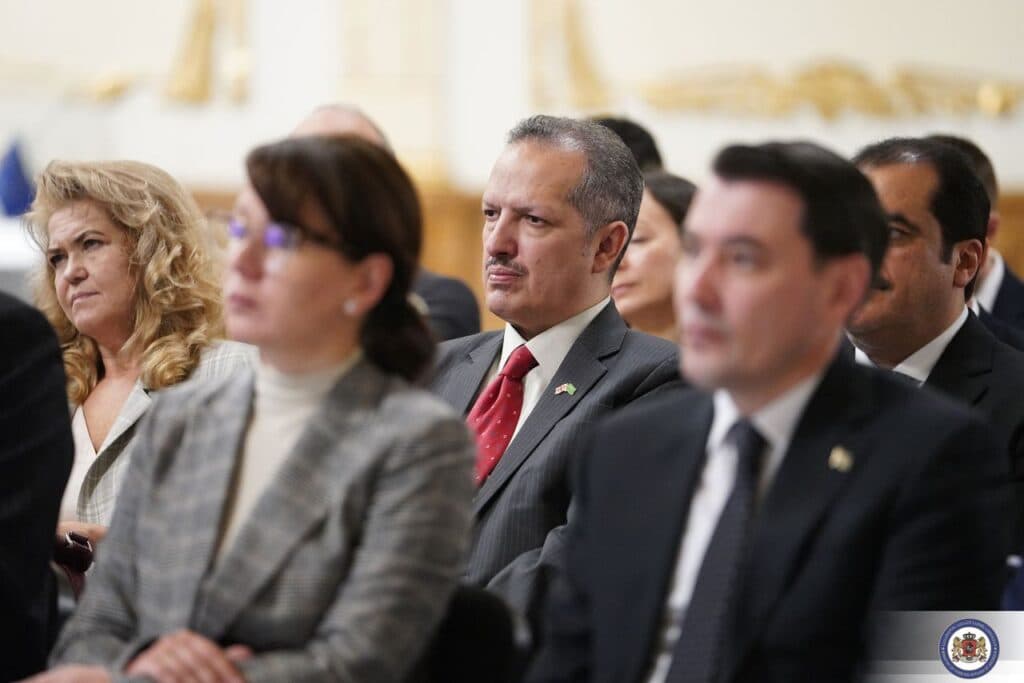 <p style="text-align: justify">საგარეო საქმეთა სამინისტრო საქართველოში აკრედიტებულ დიპლომატიურ კორპუსთან შეხვედრის შესახებ ოფიციალურ ინფორმაციას ავრცელებს.</p><p style="text-align: justify">უწყების ცნობით, საგარეო საქმეთა მინისტრის პირველმა მოადგილემ, გიორგი ზურაბაშვილმა შეხვედრაზე აღნიშნა, რომ მნიშვნელოვანია, საერთაშორისო პარტნიორები გაემიჯნონ და დაგმონ აქციის მონაწილეების ძალადობრივი ქმედებები.</p><p style="text-align: justify">"საგარეო საქმეთა სამინისტროში საქართველოში აკრედიტებული დიპლომატიური კორპუსის წარმომადგენლებთან გაიმართა შეხვედრა. საგარეო საქმეთა მინისტრის პირველმა მოადგილემ, გიორგი ზურაბაშვილმა დიპლომატიური კორპუსის წარმომადგენლებს მიაწოდა ინფორმაცია 2025 წლის ადგილობრივი თვითმმართველობის არჩევნების მიმდინარეობის, შედეგების, ასევე 4 ოქტომბერს განვითარებული მოვლენების შესახებ. </p><p style="text-align: justify">მინისტრის მოადგილის განცხადებით, 4 ოქტომბრის არჩევნებს 28 საერთაშორისო და 27 ადგილობრივი ორგანიზაცია, ასევე 73 მედიასაშუალების დაახლოებით 1 000 წარმომადგენელი აკვირდებოდა. საერთო შეფასებამ კი დაადასტურა, რომ არჩევნები ჩატარდა მშვიდობიან, გამჭვირვალე პირობებში, საარჩევნო პროცესი ადმინისტრირებული იყო პროფესიონალურად და საქართველოს მოქალაქეებს შესაძლებლობა ჰქონდათ, თავისუფლად ესარგებლათ დემოკრატიული უფლებებით. 4 ოქტომბერს განვითარებულ მოვლენებზე საუბრისას, საგარეო საქმეთა მინისტრის პირველმა მოადგილემ აღნიშნა, რომ მას შემდეგ, რაც აქცია გასცდა შეკრებისა და მანიფესტაციის კანონით დადგენილ ნორმებს, აქციის ორგანიზატორების მხრიდან გახმოვანდა ძალადობრივი შინაარსის მოწოდებები, სამართალდამცველებმა კანონმდებლობით გათვალისწინებულ ზომებს მიმართეს საზოგადოებრივი წესრიგის აღდგენის მიზნით. გიორგი ზურაბაშვილმა შეხვედრაზე 4 ოქტომბრის მოვლენების ადეკვატური შეფასების მნიშვნელობას გაუსვა ხაზი და აღნიშნა, რომ მნიშვნელოვანია, საერთაშორისო პარტნიორები გაემიჯნონ და დაგმონ აქციის მონაწილეების ძალადობრივი ქმედებები, რომლის შედეგადაც დაშავდა არაერთი სამართალდამცველი და ჟურნალისტი, დაზიანდა მუნიციპალური ინფრასტრუქტურა. საგარეო საქმეთა მინისტრის პირველმა მოადგილემ დიპლომატებს დაუდასტურა სამინისტროს ღიაობა და მზაობა, განაგრძოს თანამშრომლობა პარტნიორებთან და საქართველოში აკრედიტებულ დიპლომატიურ კორპუსთან“, – აღნიშნულია საგარეო საქმეთა სამინისტროს ოფიციალურ ინფორმაციაში.</p>