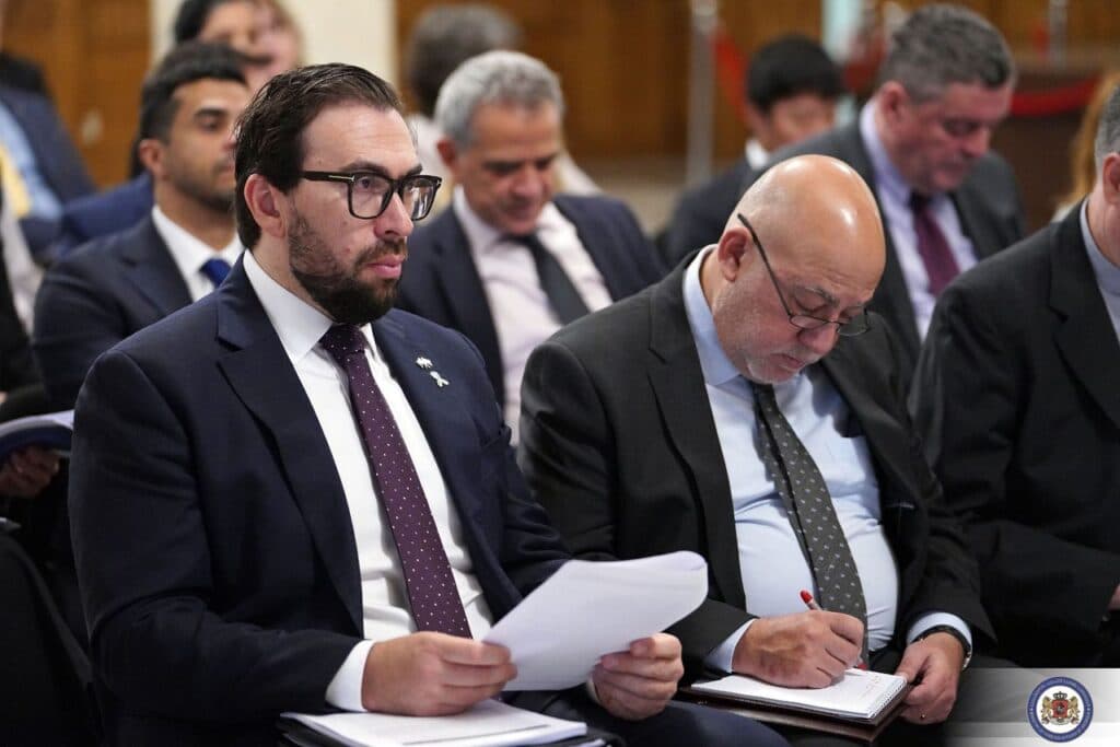 <p style="text-align: justify">საგარეო საქმეთა სამინისტრო საქართველოში აკრედიტებულ დიპლომატიურ კორპუსთან შეხვედრის შესახებ ოფიციალურ ინფორმაციას ავრცელებს.</p><p style="text-align: justify">უწყების ცნობით, საგარეო საქმეთა მინისტრის პირველმა მოადგილემ, გიორგი ზურაბაშვილმა შეხვედრაზე აღნიშნა, რომ მნიშვნელოვანია, საერთაშორისო პარტნიორები გაემიჯნონ და დაგმონ აქციის მონაწილეების ძალადობრივი ქმედებები.</p><p style="text-align: justify">"საგარეო საქმეთა სამინისტროში საქართველოში აკრედიტებული დიპლომატიური კორპუსის წარმომადგენლებთან გაიმართა შეხვედრა. საგარეო საქმეთა მინისტრის პირველმა მოადგილემ, გიორგი ზურაბაშვილმა დიპლომატიური კორპუსის წარმომადგენლებს მიაწოდა ინფორმაცია 2025 წლის ადგილობრივი თვითმმართველობის არჩევნების მიმდინარეობის, შედეგების, ასევე 4 ოქტომბერს განვითარებული მოვლენების შესახებ. </p><p style="text-align: justify">მინისტრის მოადგილის განცხადებით, 4 ოქტომბრის არჩევნებს 28 საერთაშორისო და 27 ადგილობრივი ორგანიზაცია, ასევე 73 მედიასაშუალების დაახლოებით 1 000 წარმომადგენელი აკვირდებოდა. საერთო შეფასებამ კი დაადასტურა, რომ არჩევნები ჩატარდა მშვიდობიან, გამჭვირვალე პირობებში, საარჩევნო პროცესი ადმინისტრირებული იყო პროფესიონალურად და საქართველოს მოქალაქეებს შესაძლებლობა ჰქონდათ, თავისუფლად ესარგებლათ დემოკრატიული უფლებებით. 4 ოქტომბერს განვითარებულ მოვლენებზე საუბრისას, საგარეო საქმეთა მინისტრის პირველმა მოადგილემ აღნიშნა, რომ მას შემდეგ, რაც აქცია გასცდა შეკრებისა და მანიფესტაციის კანონით დადგენილ ნორმებს, აქციის ორგანიზატორების მხრიდან გახმოვანდა ძალადობრივი შინაარსის მოწოდებები, სამართალდამცველებმა კანონმდებლობით გათვალისწინებულ ზომებს მიმართეს საზოგადოებრივი წესრიგის აღდგენის მიზნით. გიორგი ზურაბაშვილმა შეხვედრაზე 4 ოქტომბრის მოვლენების ადეკვატური შეფასების მნიშვნელობას გაუსვა ხაზი და აღნიშნა, რომ მნიშვნელოვანია, საერთაშორისო პარტნიორები გაემიჯნონ და დაგმონ აქციის მონაწილეების ძალადობრივი ქმედებები, რომლის შედეგადაც დაშავდა არაერთი სამართალდამცველი და ჟურნალისტი, დაზიანდა მუნიციპალური ინფრასტრუქტურა. საგარეო საქმეთა მინისტრის პირველმა მოადგილემ დიპლომატებს დაუდასტურა სამინისტროს ღიაობა და მზაობა, განაგრძოს თანამშრომლობა პარტნიორებთან და საქართველოში აკრედიტებულ დიპლომატიურ კორპუსთან“, – აღნიშნულია საგარეო საქმეთა სამინისტროს ოფიციალურ ინფორმაციაში.</p>