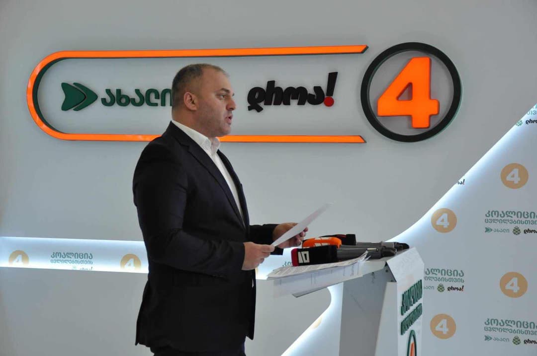 თენგო თევზაძე - სამოქალაქო აქტივისტებს აკავებენ პირბადის გამო, მაგრამ ადამიანს, რომელმაც 7 მილიონი მოჰპარა ქვეყანას, სუსის შენობიდან უშვებენ