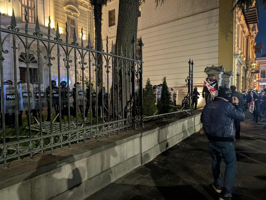 პროტესტის მონაწილეებმა პრეზიდენტის სასახლის ეზოს ჯებირები მოარღვიეს