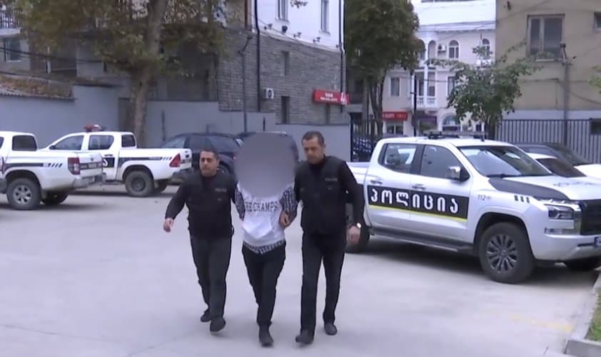 კახეთის პოლიციამ ქურდობისა და ცეცხლსასროლი იარაღის უკანონო შეძენა-შენახვა-ტარებისთვის ერთი პირი დააკავა