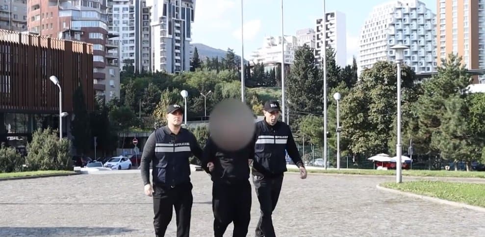 განზრახ მკვლელობის მცდელობის ბრალდებით თბილისში 27 წლის მამაკაცი დააკავეს