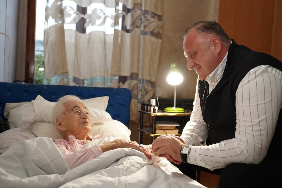 ჭიათურის მუნიციპალიტეტის მერმა 103 წლის ცნობილი მეცნიერი ელენე აბაშიძე მოინახულა