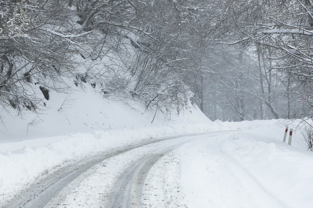 Snowfall temporarily closes sections of Zhinvali–Barisakho–Shatili Road