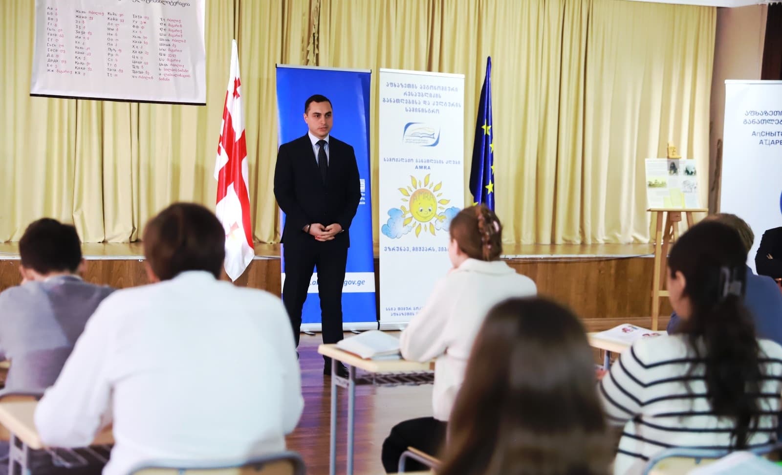 Jincharadze, together with the Minister of Education and Culture of Abkhazia, attended an integrated Abkhaz language lesson at the Temur Bokuchava Abkhaz Public School No. 7