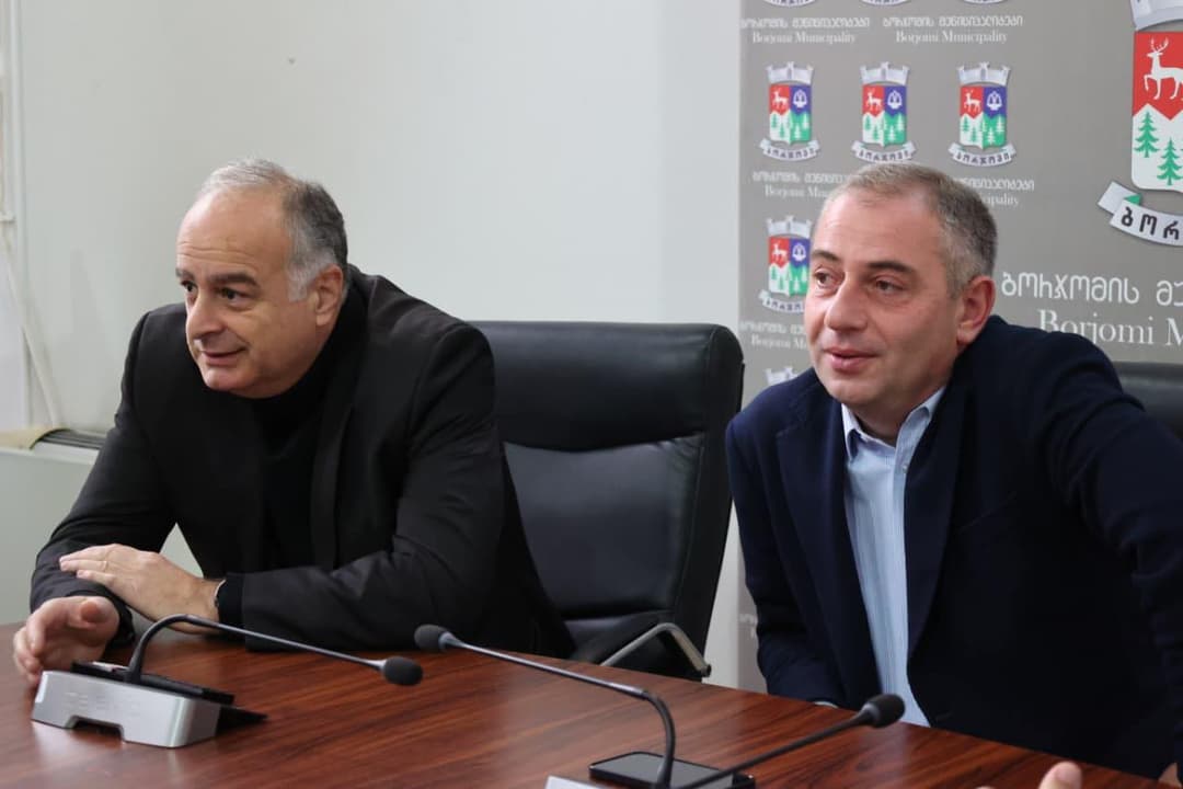 ბორჯომის მუნიციპალიტეტის ახლად არჩეული მერი სახელმწიფო რწმუნებულის პირველმა მოადგილემ მუნიციპალიტეტის მერიის თანამშრომლებს წარუდგინა