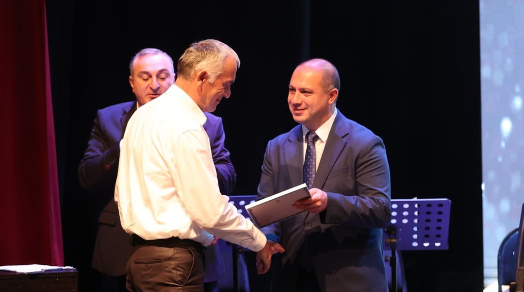 გივი მიქანაძემ ხელვაჩაურის მუნიციპალიტეტის ღვაწლმოსილი პედაგოგები დააჯილდოვა