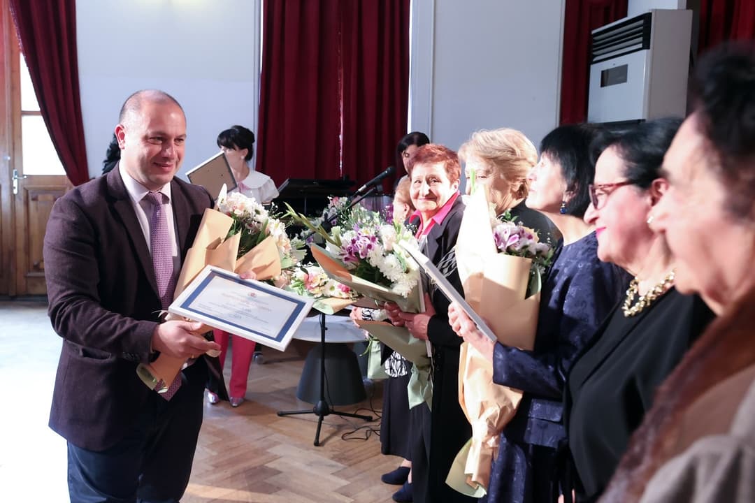 გივი მიქანაძემ მთაწმინდის რაიონის ღვაწლმოსილი პედაგოგები დააჯილდოვა