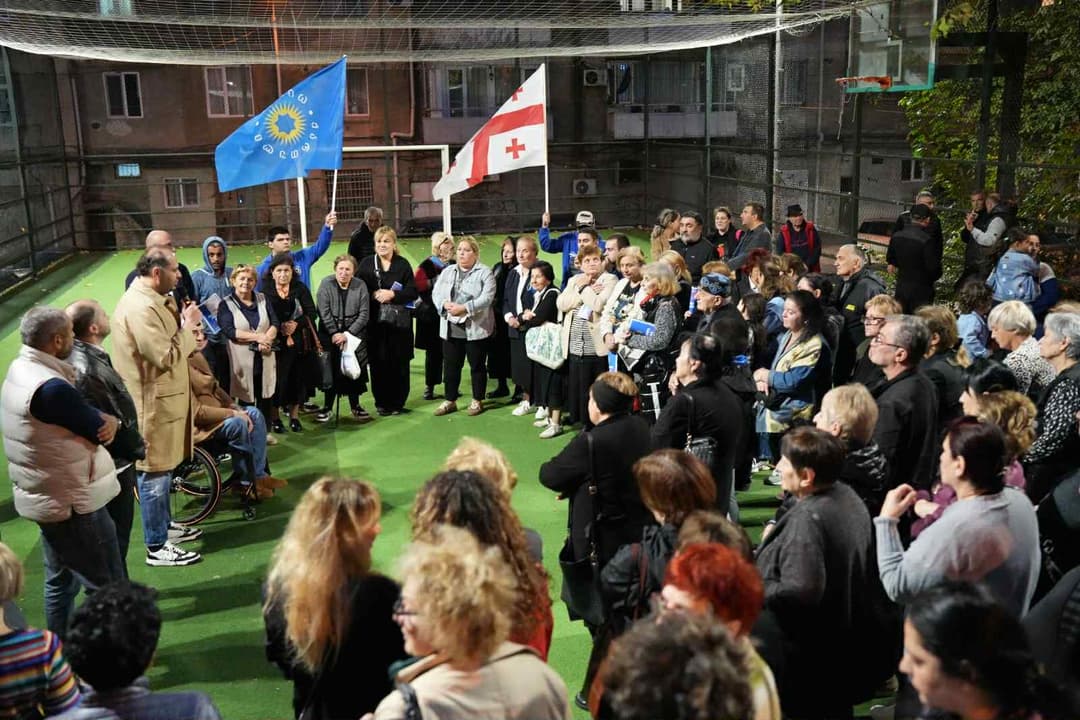 “ქართული ოცნების” ნაძალადევის მაჟორიტარობის კანდიდატმა შალვა მაისურაძემ საარჩევნო კამპანიის ფარგლებში ერთ-ერთი ბოლო შეხვედრა გამართა