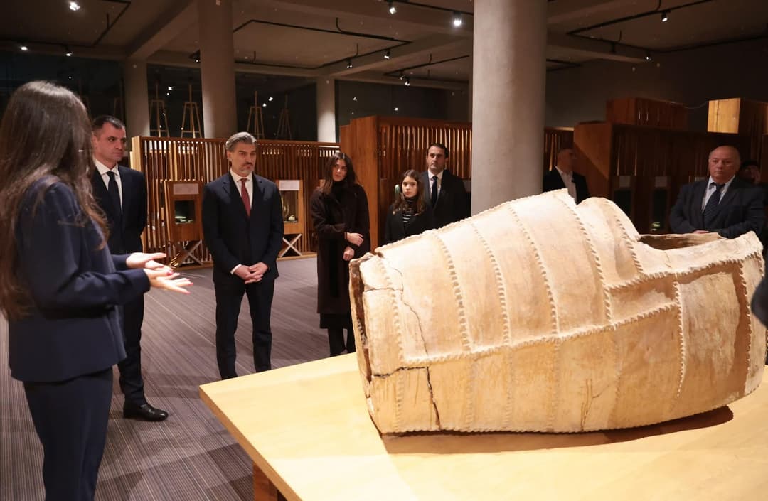 მიხეილ ყაველაშვილი თელავში ბატონის ციხის კომპლექსს შვილებთან ერთად ესტუმრა