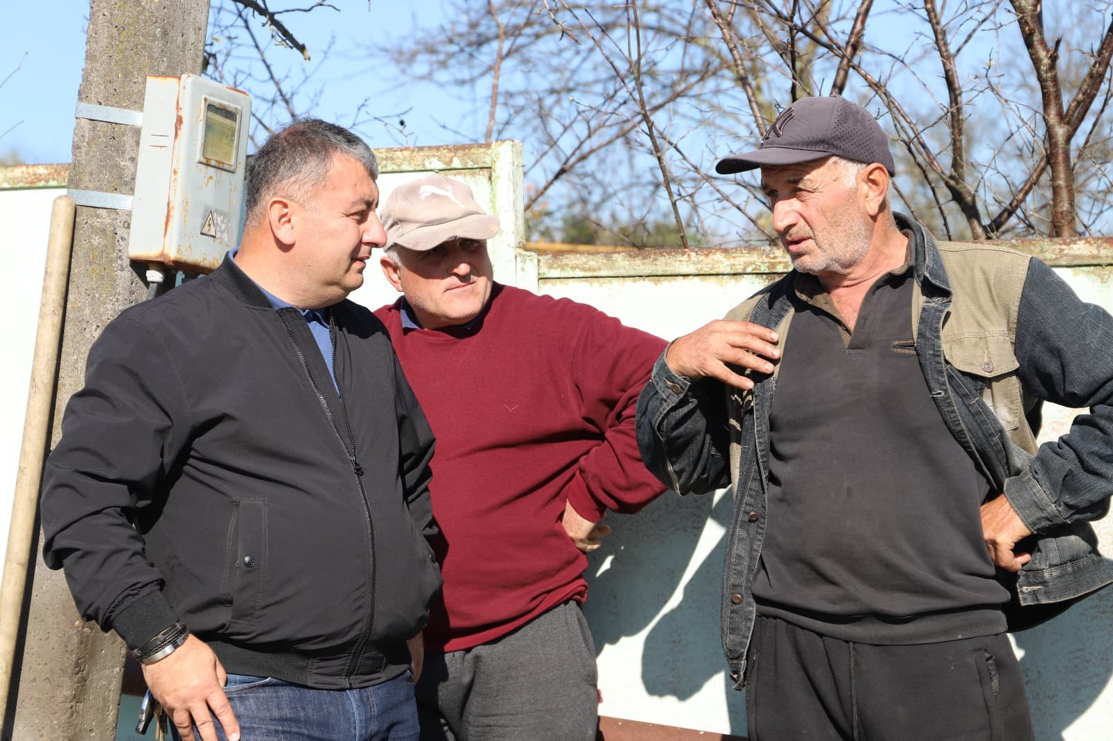 <p style="text-align: justify">თერჯოლის მუნიციპალიტეტის მერი მანუჩარ რობაქიძე საკრებულოს თავმჯდომარე სოსო ჩაფიჩაძესთან ერთად ორი ინფრასტრუქტურული პროექტის მიმდინარეობას გაეცნო.</p><p style="text-align: justify">მუნიციპალიტეტის მერიის ინფორმაციით, სოფელ ღვანკითში, ზოვრეთთან დამაკავშირებელი საავტომობილო გზის მშენებლობა აქტიურ ფაზაშია. პროექტი ხორციელდება რეგიონული განვითარების ფონდისა და ადგილობრივი ბიუჯეტის თანადაფინანსებით. სამუშაოების ფარგლებში 1,6 კმ-იან მონაკვეთზე ეწყობა არმირებული ბეტონის საფარი. პროექტის საერთო ღირებულება შეადგენს დაახლოებით 400 000 ლარს, ხოლო სამუშაოებს ასრულებს შპს „მეკა“.</p><p style="text-align: justify">ქალაქ თერჯოლაში, ჯაბიძის ქუჩაზე, სტიქიის სალიკვიდაციო ღონისძიებების ფარგლებში მიმდინარეობს საავტომობილო გზის სარეაბილიტაციო სამუშაოები. პროექტის ღირებულება შეადგენს 198 000 ლარს, რომელსაც შპს „უნივერსალ ჯორჯია“ ახორციელებს. სამუშაოების შედეგად მოეწყობა 3000 მ² არმირებული ბეტონის საფარი და სანიაღვრე სისტემა.</p><p style="text-align: justify">საგზაო ინფრასტრუქტურული პროექტების მონიტორინგში მონაწილეობდნენ ადმინისტრაციული ერთეულების მაჟორიტარი დეპუტატები და მერის წარმომადგენლები.</p>