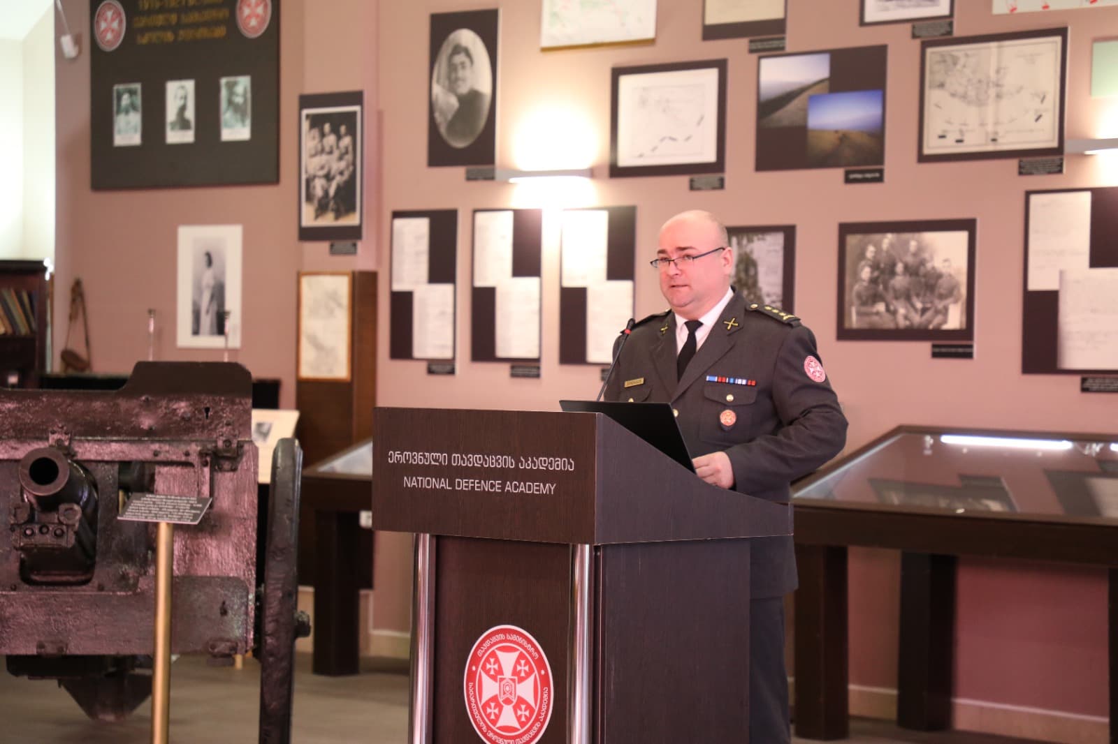 <p style="text-align: justify">დავით აღმაშენებლის სახელობის საქართველოს ეროვნული თავდაცვის აკადემიაში ჩატარდა დისტანციური სწავლების რიგით მეოთხე საერთაშორისო კონფერენცია თემაზე: „დისტანციური სწავლების გამოწვევები და მომავალი“.</p><p style="text-align: justify">კონფერენცია გაიმართა ერთდღიანი ფორმატით და მასში მონაწილეობა მიიღეს საქართველოს ეროვნული თავდაცვის აკადემიის პროფესორ-მასწავლებლებმა, საქართველოს თავდაცვის სამინისტროს სხვადასხვა სტრუქტურული ერთეულის წარმომადგენლებმა, აგრეთვე აზერბაიჯანის თავდაცვის უნივერსიტეტის წარმომადგენელმა.</p><p style="text-align: justify">ღონისძიება გახსნა და მოწვეულ სტუმრებს სიტყვით მიმართა აკადემიის რექტორის მოადგილემ, პოლკოვნიკმა ზურაბ ზერეკიძემ. მან ხაზგასმით აღნიშნა დისტანციური სწავლების განვითარების მნიშვნელობა საქართველოს თავდაცვის განათლების სისტემისთვის და განსაკუთრებით გამოყო მისი როლი სწავლების ხარისხის გაუმჯობესებასა და ხელმისაწვდომობის ზრდის პროცესში.</p><p style="text-align: justify">კონფერენციის მონაწილეებმა წარმოადგინეს მრავალმხრივი და საინტერესო თემები, მათ შორის: დისტანციური სწავლების მომავალი, სწავლება თანამედროვე უსაფრთხოების გარემოში, დისტანციური სწავლების უსაფრთხოება და ციფრული სივრცის დაცვა, ხელოვნური ინტელექტის ეპოქაში დისტანციური სწავლების გამოწვევები და სხვა აქტუალური საკითხები.</p><p style="text-align: justify">ღონისძიებამ კიდევ ერთხელ წარმოაჩინა საქართველოს ეროვნული თავდაცვის აკადემიის როლი თანამედროვე საგანმანათლებლო პროცესების განვითარებაში, საერთაშორისო თანამშრომლობის გაღრმავებასა და სამხედრო განათლების ინოვაციური მიდგომების დანერგვაში.</p>
