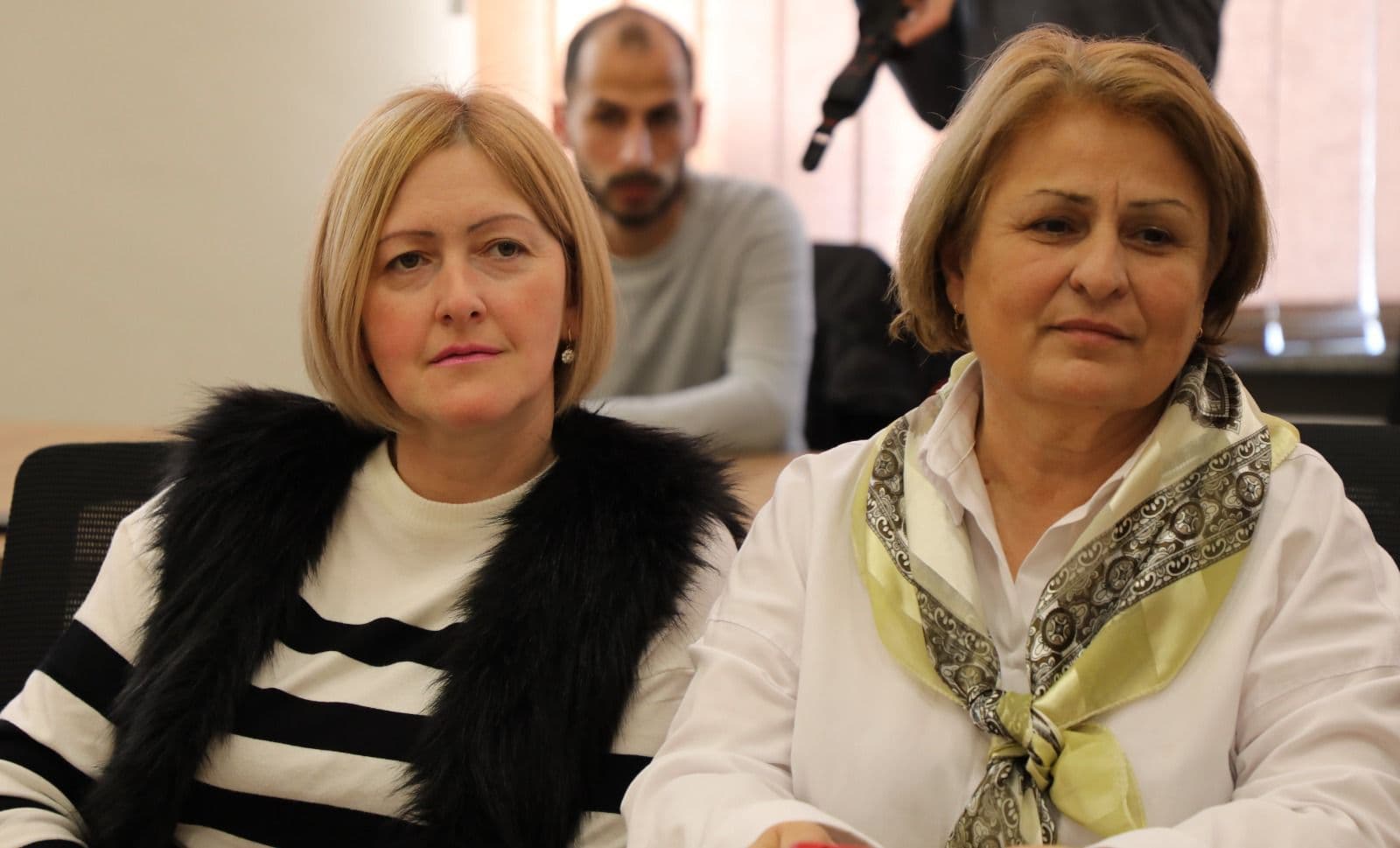 <p style="text-align: justify">თეთრიწყაროს მუნიციპალიტეტის მერმა მიხეილ აფციაურმა ქვემო ქართლში სახელმწიფო რწმუნებულის მოადგილესთან ავთანდილ ჭრიკიშვილთან ერთად, მერის პირველი მოადგილე სამსახურებისა და განყოფილებების უფროსებს ოფიციალურად წარუდგინა.</p><p style="text-align: justify">მერის პირველ მოადგილედ ლევან ხმალაძე დაინიშნა, რომელსაც, როგორც კერძო ასევე სახელმწიფო სტრუქტურებსა და სხვადასხვა საპასუხისმგებლო პოზიციებზე მუშაობის მრავალწლიანი გამოცდილება აქვს.</p><p style="text-align: justify">იგი წლების განმავლობაში მუშაობდა გარდაბნის მუნიციპალიტეტის მერიაში, ინფრასტრუქტურის, მშენებლობისა და სივრცითი მოწყობის სამსახურის, შიდა აუდიტის და მონიტორინგის სამსახურის ხელმძღვანელად, ასევე იყო გარდაბნის მუნიციპალიტეტის მერის მოადგილე.</p><p style="text-align: justify">ამ დრომდე, ლევან ხმალაძე გარდაბნის მუნიციპალიტეტის საკრებულოში ფრაქცია "ქართული ოცნება - დემოკრატიული საქართველოს“ თავმჯდომარის პოზიციას იკავებდა.</p>