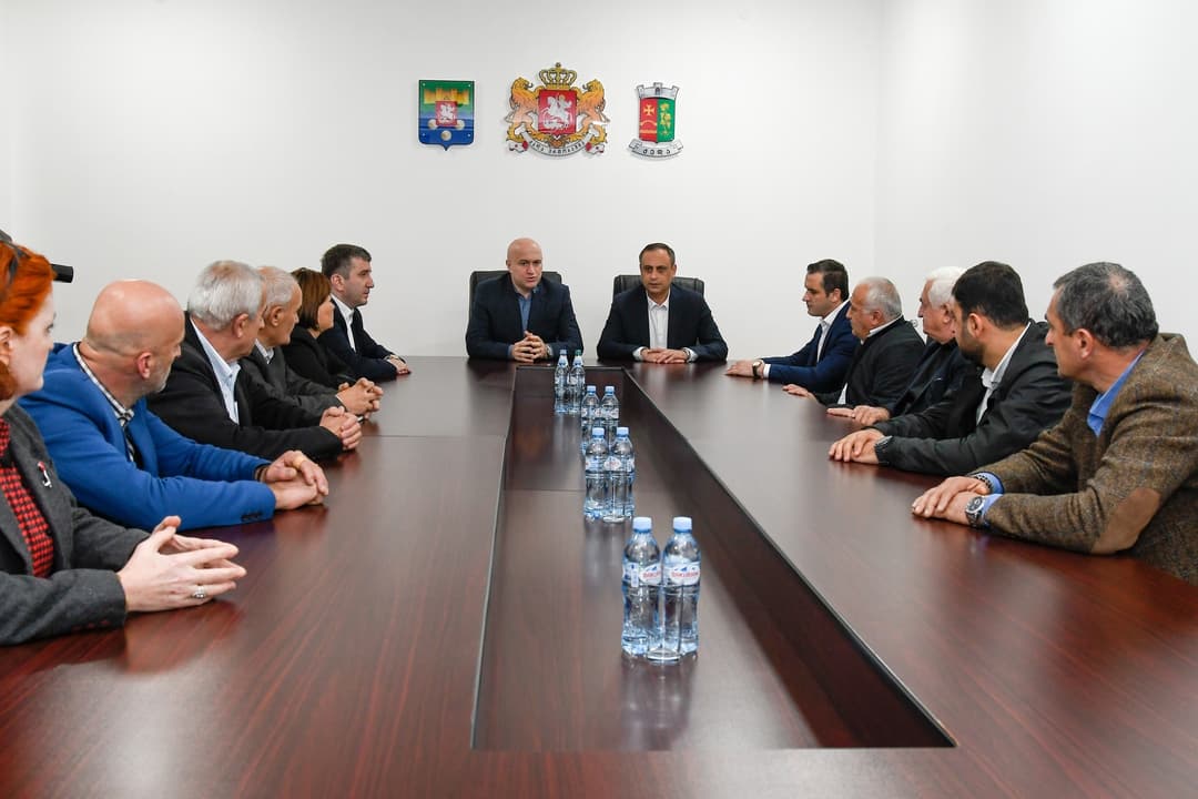 სულხან თამაზაშვილმა ხულოს, შუახევის და ქედის მუნიციპალიტეტებში სამუშაო შეხვედრები გამართა