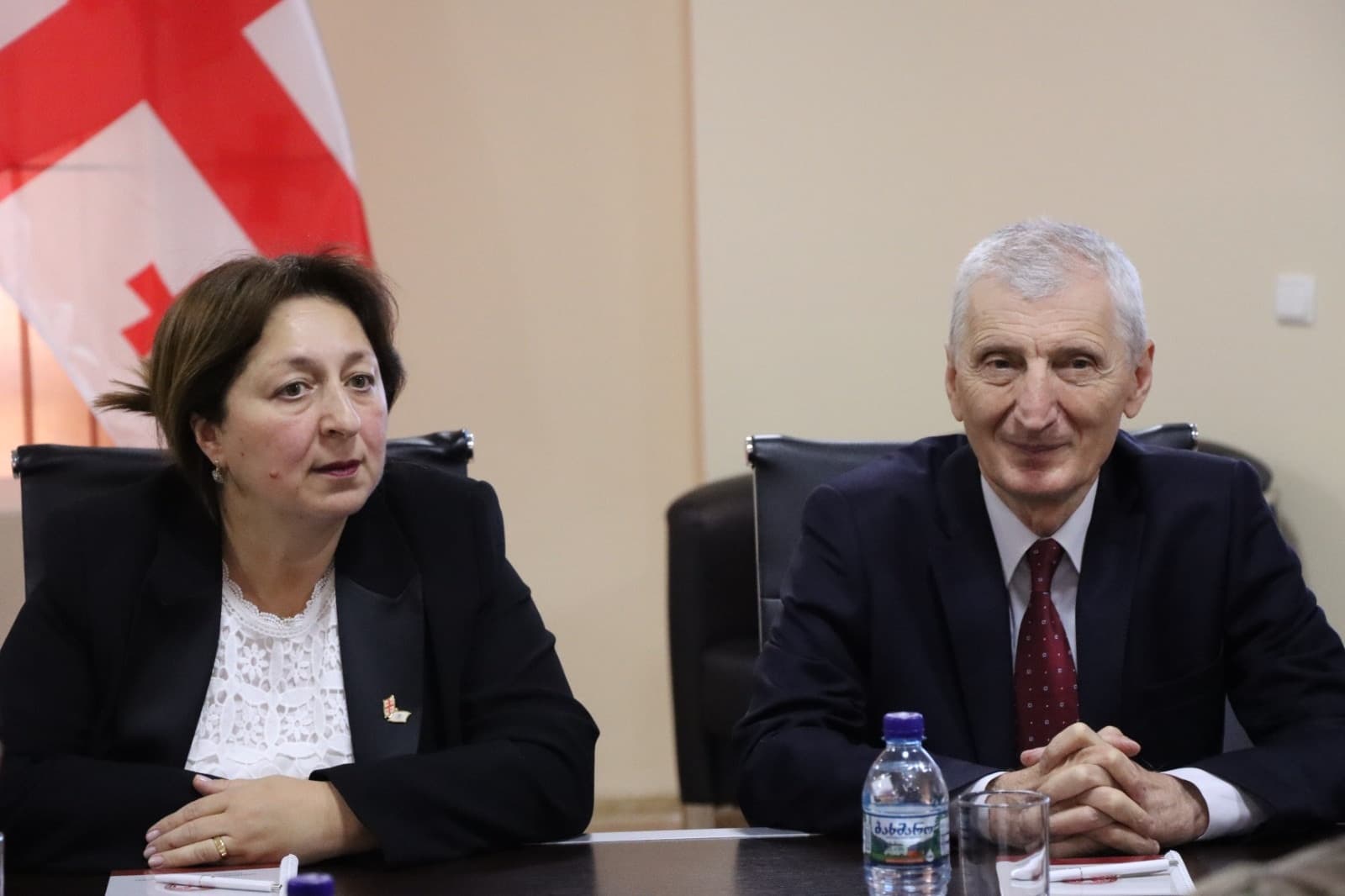 <p style="text-align: justify">დავით აღმაშენებლის სახელობის საქართველოს ეროვნული თავდაცვის აკადემიასა და სოხუმის სახელმწიფო უნივერსიტეტს შორის ურთიერთთანამშრომლობის მემორანდუმი გაფორმდა.</p><p style="text-align: justify">მემორანდუმს ხელი ეროვნული თავდაცვის აკადემიის რექტორმა, ბრიგადის გენერალმა მამია ბალახაძემ და სოხუმის სახელმწიფო უნივერსიტეტის რექტორმა, პროფესორმა თეა ჯუღელმა მოაწერეს.</p><p style="text-align: justify">მემორანდუმის გაფორმება მიზნად ისახავს თანამშრომლობას მხარეთა საერთო ინტერესების სფეროში შემავალ აქტუალურ საკითხებზე, ერთობლივი პროფესიული, სასწავლო-საგანმანათლებლო და კვლევითი პროექტების, ღონისძიებების დაგეგმვას და განხორციელებას.</p><p style="text-align: justify">ღონისძიების ფარგლებში სოხუმის სახელმწიფო უნივერსიტეტის წარმომადგენლებმა აკადემიის ინფრასტრუქტურა, ბიბლიოთეკა, საგამოცდო ცენტრი, სასწავლო აუდიტორიები/ლაბორატორიები და სამუზეუმო სივრცე დაათვალიერეს.</p><p>&nbsp;</p>