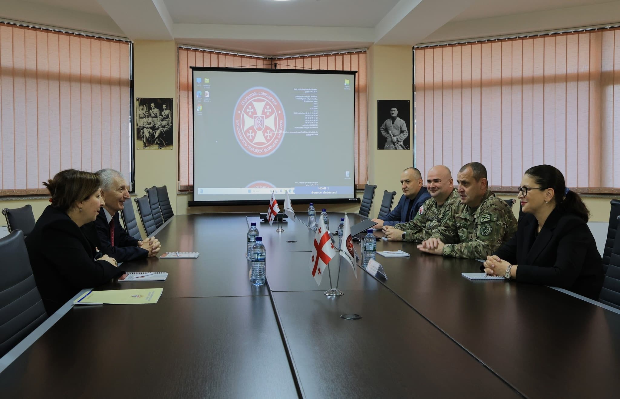 <p style="text-align: justify">დავით აღმაშენებლის სახელობის საქართველოს ეროვნული თავდაცვის აკადემიასა და სოხუმის სახელმწიფო უნივერსიტეტს შორის ურთიერთთანამშრომლობის მემორანდუმი გაფორმდა.</p><p style="text-align: justify">მემორანდუმს ხელი ეროვნული თავდაცვის აკადემიის რექტორმა, ბრიგადის გენერალმა მამია ბალახაძემ და სოხუმის სახელმწიფო უნივერსიტეტის რექტორმა, პროფესორმა თეა ჯუღელმა მოაწერეს.</p><p style="text-align: justify">მემორანდუმის გაფორმება მიზნად ისახავს თანამშრომლობას მხარეთა საერთო ინტერესების სფეროში შემავალ აქტუალურ საკითხებზე, ერთობლივი პროფესიული, სასწავლო-საგანმანათლებლო და კვლევითი პროექტების, ღონისძიებების დაგეგმვას და განხორციელებას.</p><p style="text-align: justify">ღონისძიების ფარგლებში სოხუმის სახელმწიფო უნივერსიტეტის წარმომადგენლებმა აკადემიის ინფრასტრუქტურა, ბიბლიოთეკა, საგამოცდო ცენტრი, სასწავლო აუდიტორიები/ლაბორატორიები და სამუზეუმო სივრცე დაათვალიერეს.</p><p>&nbsp;</p>