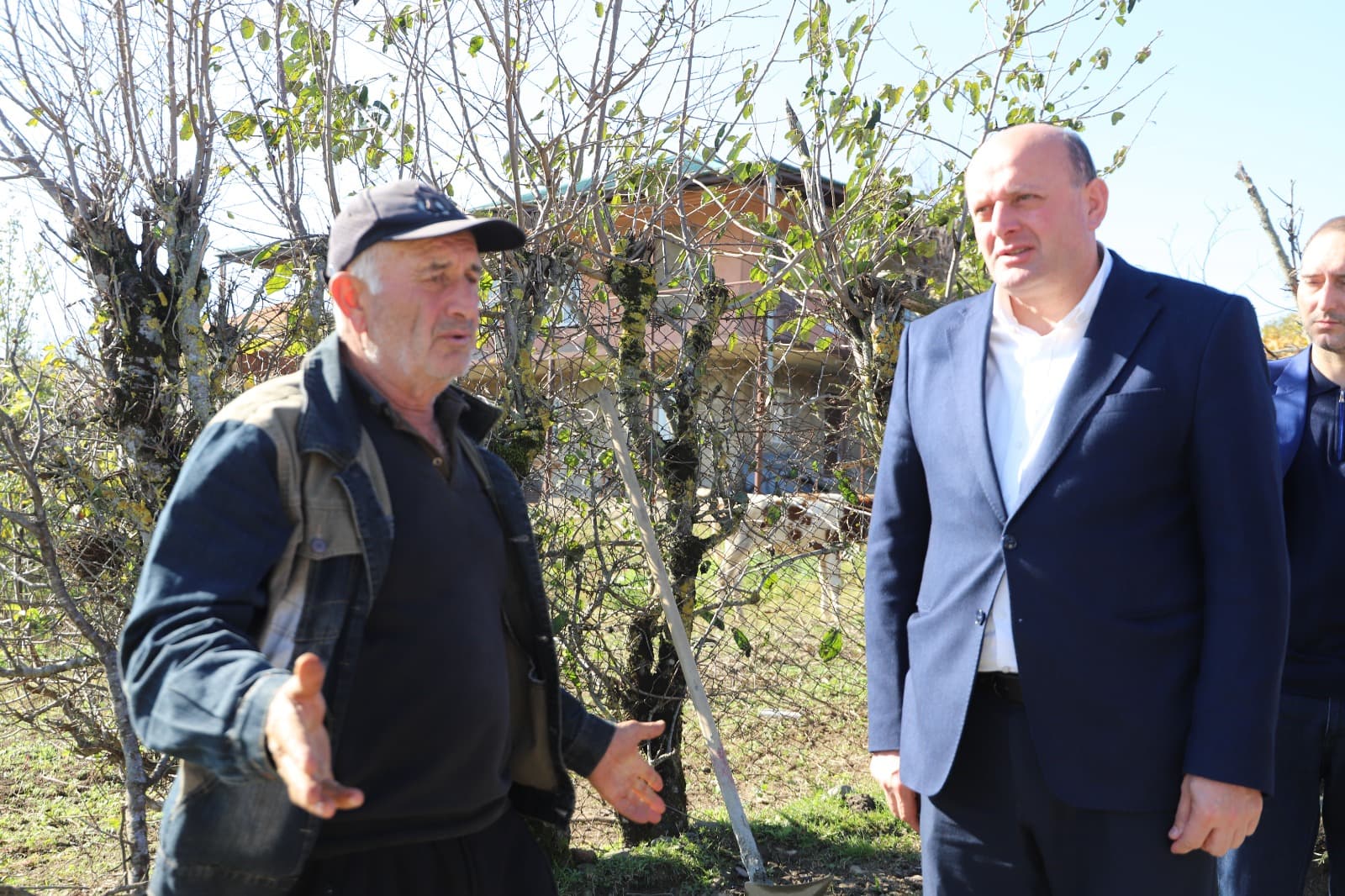 <p style="text-align: justify">თერჯოლის მუნიციპალიტეტის მერი მანუჩარ რობაქიძე საკრებულოს თავმჯდომარე სოსო ჩაფიჩაძესთან ერთად ორი ინფრასტრუქტურული პროექტის მიმდინარეობას გაეცნო.</p><p style="text-align: justify">მუნიციპალიტეტის მერიის ინფორმაციით, სოფელ ღვანკითში, ზოვრეთთან დამაკავშირებელი საავტომობილო გზის მშენებლობა აქტიურ ფაზაშია. პროექტი ხორციელდება რეგიონული განვითარების ფონდისა და ადგილობრივი ბიუჯეტის თანადაფინანსებით. სამუშაოების ფარგლებში 1,6 კმ-იან მონაკვეთზე ეწყობა არმირებული ბეტონის საფარი. პროექტის საერთო ღირებულება შეადგენს დაახლოებით 400 000 ლარს, ხოლო სამუშაოებს ასრულებს შპს „მეკა“.</p><p style="text-align: justify">ქალაქ თერჯოლაში, ჯაბიძის ქუჩაზე, სტიქიის სალიკვიდაციო ღონისძიებების ფარგლებში მიმდინარეობს საავტომობილო გზის სარეაბილიტაციო სამუშაოები. პროექტის ღირებულება შეადგენს 198 000 ლარს, რომელსაც შპს „უნივერსალ ჯორჯია“ ახორციელებს. სამუშაოების შედეგად მოეწყობა 3000 მ² არმირებული ბეტონის საფარი და სანიაღვრე სისტემა.</p><p style="text-align: justify">საგზაო ინფრასტრუქტურული პროექტების მონიტორინგში მონაწილეობდნენ ადმინისტრაციული ერთეულების მაჟორიტარი დეპუტატები და მერის წარმომადგენლები.</p>