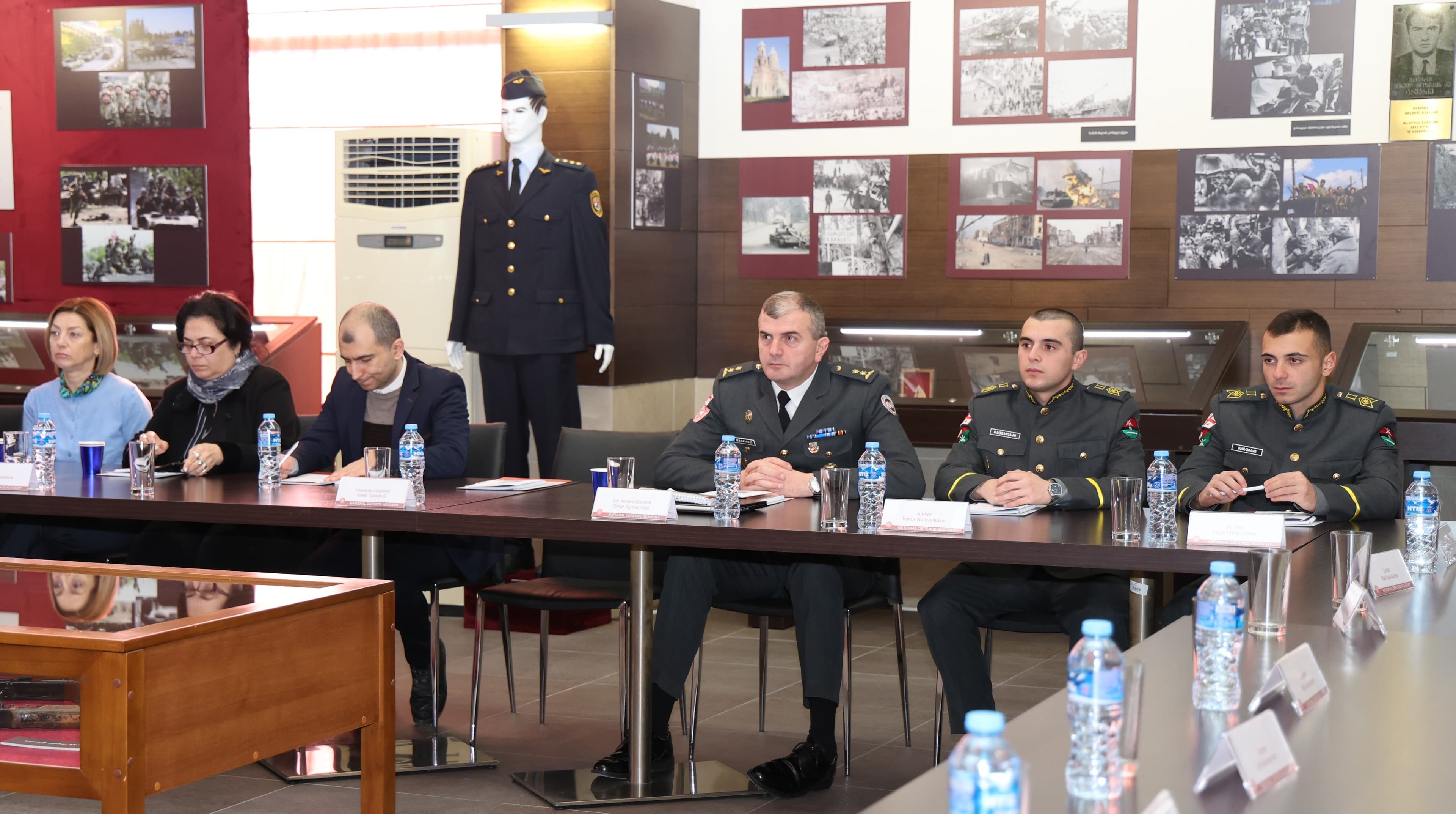 <p style="text-align: justify">დავით აღმაშენებლის სახელობის საქართველოს ეროვნული თავდაცვის აკადემიაში ჰიბრიდულ რეჟიმში&nbsp; საერთაშორისო სტუდენტური კონფერენცია „თავდაცვის ინოვაციები და საერთაშორისო პარტნიორობა“ ჩატარდა.</p><p style="text-align: justify">კონფერენცია გახსნა და მისასალმებელი სიტყვა წარმოთქვა აკადემიის სამეცნიერო კვლევითი ცენტრის უფროსმა, პოლკოვნიკმა გიორგი ლაღიაშვილმა.</p><p style="text-align: justify">ღონისძიებას ესწრებოდნენ აკადემიის ხელმძღვანელი პირები, აკადემიური პერსონალი, მკვლევრები და მოწვეული სტუმრები.</p><p style="text-align: justify">კონფერენციაზე გაკეთდა მოხსენებები აქტუალურ თემებზე, აუდიტორიის მხრიდან დაისვა არაერთი კითხვა, რაზეც მომხსენებლებმა თავიანთი კომპეტენციის ფარგლებში გასცეს ამომწურავი პასუხები.</p><p style="text-align: justify">კონფერენციის დასრულების შემდეგ, მონაწილეებს სერტიფიკატები გადაეცათ.</p>