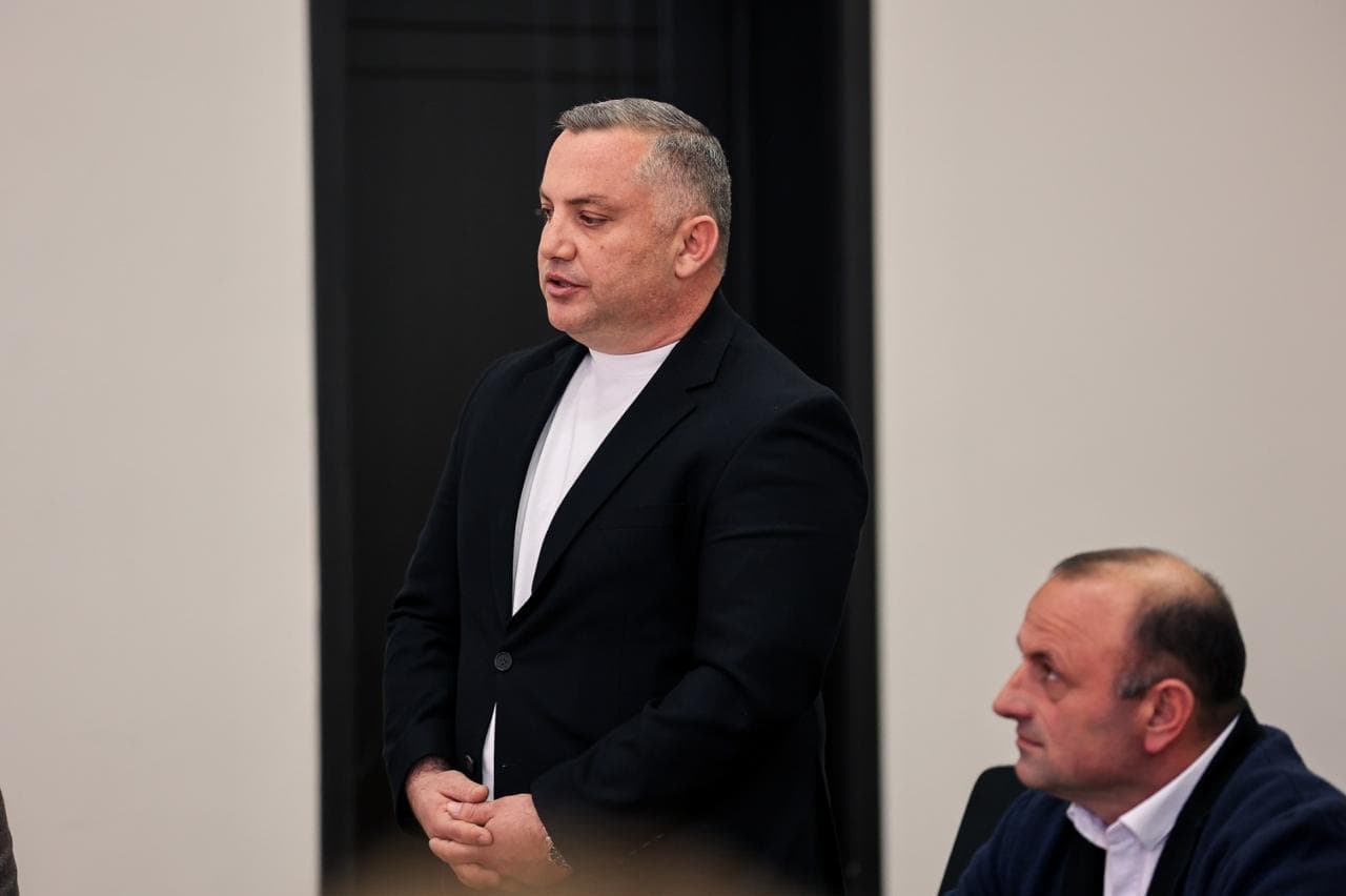 <p style="text-align: justify">თეთრიწყაროს მუნიციპალიტეტის მერმა მიხეილ აფციაურმა ქვემო ქართლში სახელმწიფო რწმუნებულის მოადგილესთან ავთანდილ ჭრიკიშვილთან ერთად, მერის პირველი მოადგილე სამსახურებისა და განყოფილებების უფროსებს ოფიციალურად წარუდგინა.</p><p style="text-align: justify">მერის პირველ მოადგილედ ლევან ხმალაძე დაინიშნა, რომელსაც, როგორც კერძო ასევე სახელმწიფო სტრუქტურებსა და სხვადასხვა საპასუხისმგებლო პოზიციებზე მუშაობის მრავალწლიანი გამოცდილება აქვს.</p><p style="text-align: justify">იგი წლების განმავლობაში მუშაობდა გარდაბნის მუნიციპალიტეტის მერიაში, ინფრასტრუქტურის, მშენებლობისა და სივრცითი მოწყობის სამსახურის, შიდა აუდიტის და მონიტორინგის სამსახურის ხელმძღვანელად, ასევე იყო გარდაბნის მუნიციპალიტეტის მერის მოადგილე.</p><p style="text-align: justify">ამ დრომდე, ლევან ხმალაძე გარდაბნის მუნიციპალიტეტის საკრებულოში ფრაქცია "ქართული ოცნება - დემოკრატიული საქართველოს“ თავმჯდომარის პოზიციას იკავებდა.</p>