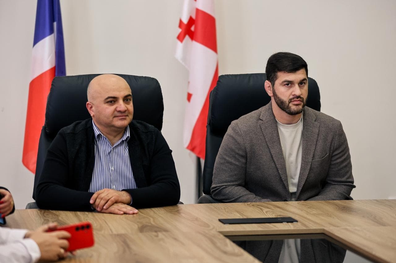 <p style="text-align: justify">თეთრიწყაროს მუნიციპალიტეტის მერმა მიხეილ აფციაურმა ქვემო ქართლში სახელმწიფო რწმუნებულის მოადგილესთან ავთანდილ ჭრიკიშვილთან ერთად, მერის პირველი მოადგილე სამსახურებისა და განყოფილებების უფროსებს ოფიციალურად წარუდგინა.</p><p style="text-align: justify">მერის პირველ მოადგილედ ლევან ხმალაძე დაინიშნა, რომელსაც, როგორც კერძო ასევე სახელმწიფო სტრუქტურებსა და სხვადასხვა საპასუხისმგებლო პოზიციებზე მუშაობის მრავალწლიანი გამოცდილება აქვს.</p><p style="text-align: justify">იგი წლების განმავლობაში მუშაობდა გარდაბნის მუნიციპალიტეტის მერიაში, ინფრასტრუქტურის, მშენებლობისა და სივრცითი მოწყობის სამსახურის, შიდა აუდიტის და მონიტორინგის სამსახურის ხელმძღვანელად, ასევე იყო გარდაბნის მუნიციპალიტეტის მერის მოადგილე.</p><p style="text-align: justify">ამ დრომდე, ლევან ხმალაძე გარდაბნის მუნიციპალიტეტის საკრებულოში ფრაქცია "ქართული ოცნება - დემოკრატიული საქართველოს“ თავმჯდომარის პოზიციას იკავებდა.</p>