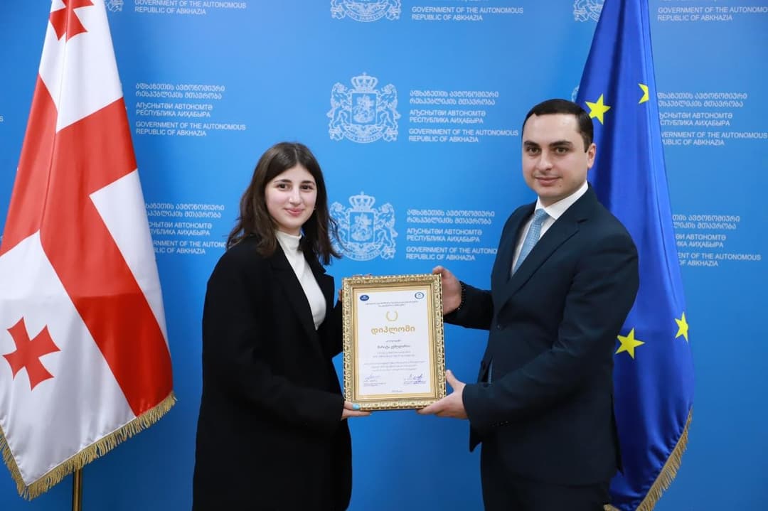 გიორგი ჯინჭარაძემ აფხაზეთის განათლებისა და კულტურის სამინისტროს სახელობითი სტიპენდიების მფლობელები დააჯილდოვა