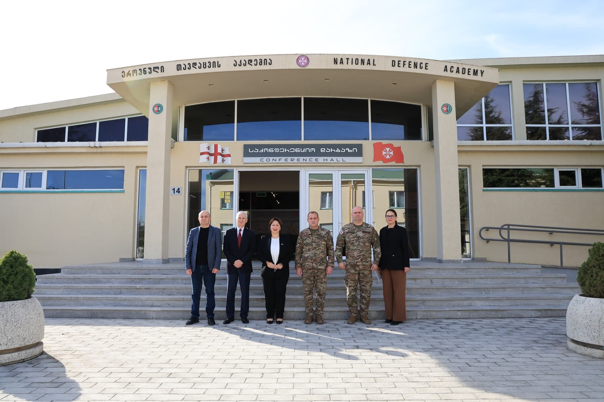 <p style="text-align: justify">დავით აღმაშენებლის სახელობის საქართველოს ეროვნული თავდაცვის აკადემიასა და სოხუმის სახელმწიფო უნივერსიტეტს შორის ურთიერთთანამშრომლობის მემორანდუმი გაფორმდა.</p><p style="text-align: justify">მემორანდუმს ხელი ეროვნული თავდაცვის აკადემიის რექტორმა, ბრიგადის გენერალმა მამია ბალახაძემ და სოხუმის სახელმწიფო უნივერსიტეტის რექტორმა, პროფესორმა თეა ჯუღელმა მოაწერეს.</p><p style="text-align: justify">მემორანდუმის გაფორმება მიზნად ისახავს თანამშრომლობას მხარეთა საერთო ინტერესების სფეროში შემავალ აქტუალურ საკითხებზე, ერთობლივი პროფესიული, სასწავლო-საგანმანათლებლო და კვლევითი პროექტების, ღონისძიებების დაგეგმვას და განხორციელებას.</p><p style="text-align: justify">ღონისძიების ფარგლებში სოხუმის სახელმწიფო უნივერსიტეტის წარმომადგენლებმა აკადემიის ინფრასტრუქტურა, ბიბლიოთეკა, საგამოცდო ცენტრი, სასწავლო აუდიტორიები/ლაბორატორიები და სამუზეუმო სივრცე დაათვალიერეს.</p><p>&nbsp;</p>