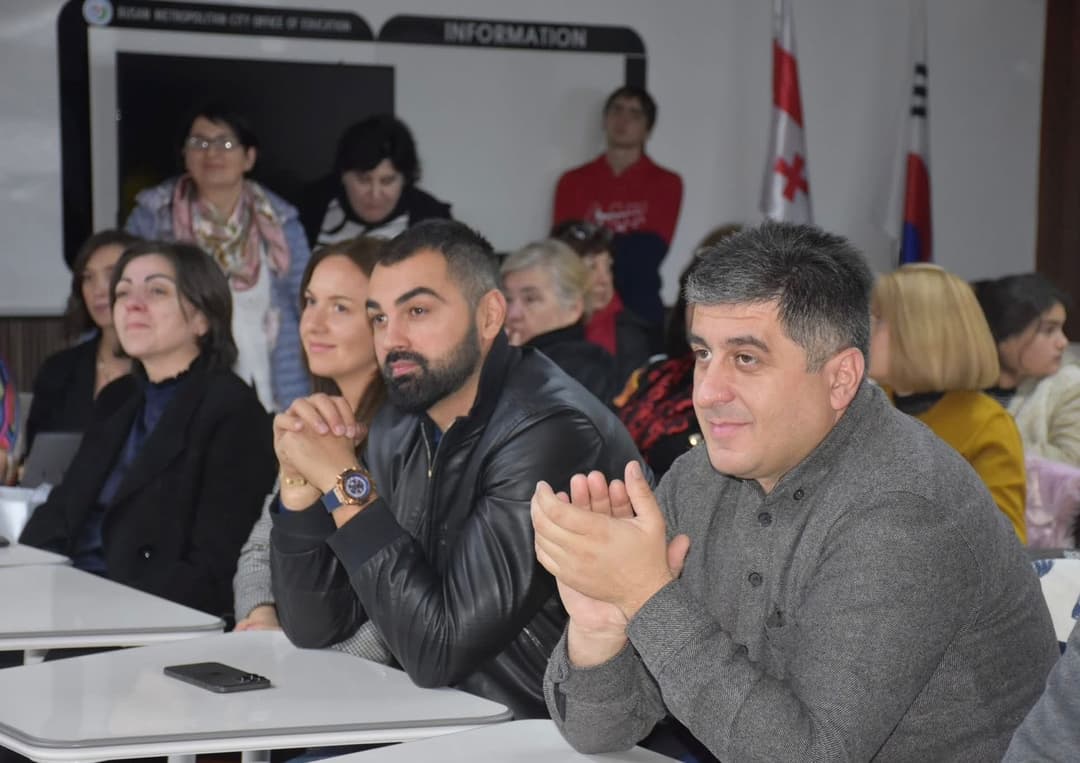 ბორჯომის მუნიციპალიტეტის საკრებულოს თავმჯდომარე ბორჯომის N1 საჯარო სკოლაში ღონისძიებას დაესწრო