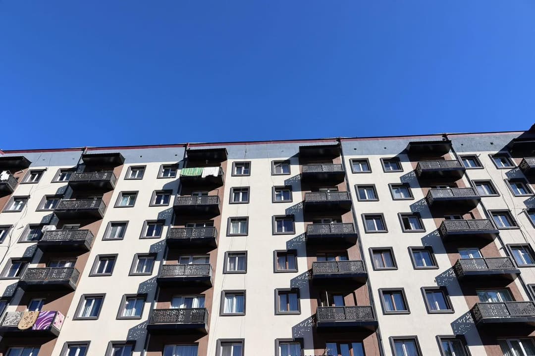 ბორჯომში, თორის N6-ში მდებარე მრავალბინიანი საცხოვრებელი სახლის ფასადის რეაბილიტაცია დასკვნით ეტაპზეა