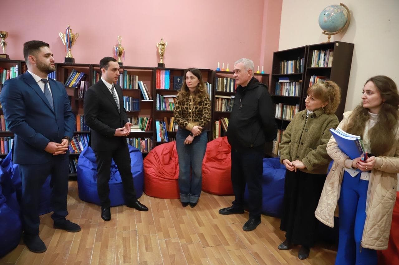 Jincharadze was accompanied by the Abkhazian Minister of Education and Culture, Beka Gvachliani. Together with the school administration and teachers, they examined the current conditions and discussed rehabilitation plans