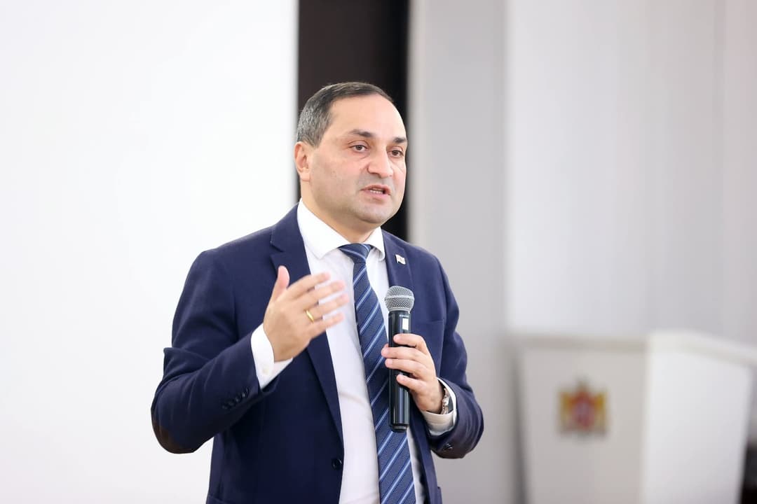 "ხელმძღვანელის წერილობითი თანხმობით, პედაგოგებს აქვთ უფლება განახორციელონ სხვა ანაზღაურებადი პედაგოგიური, სამეცნიერო, შემოქმედებითი, ასევე, სპორტული საქმიანობა"