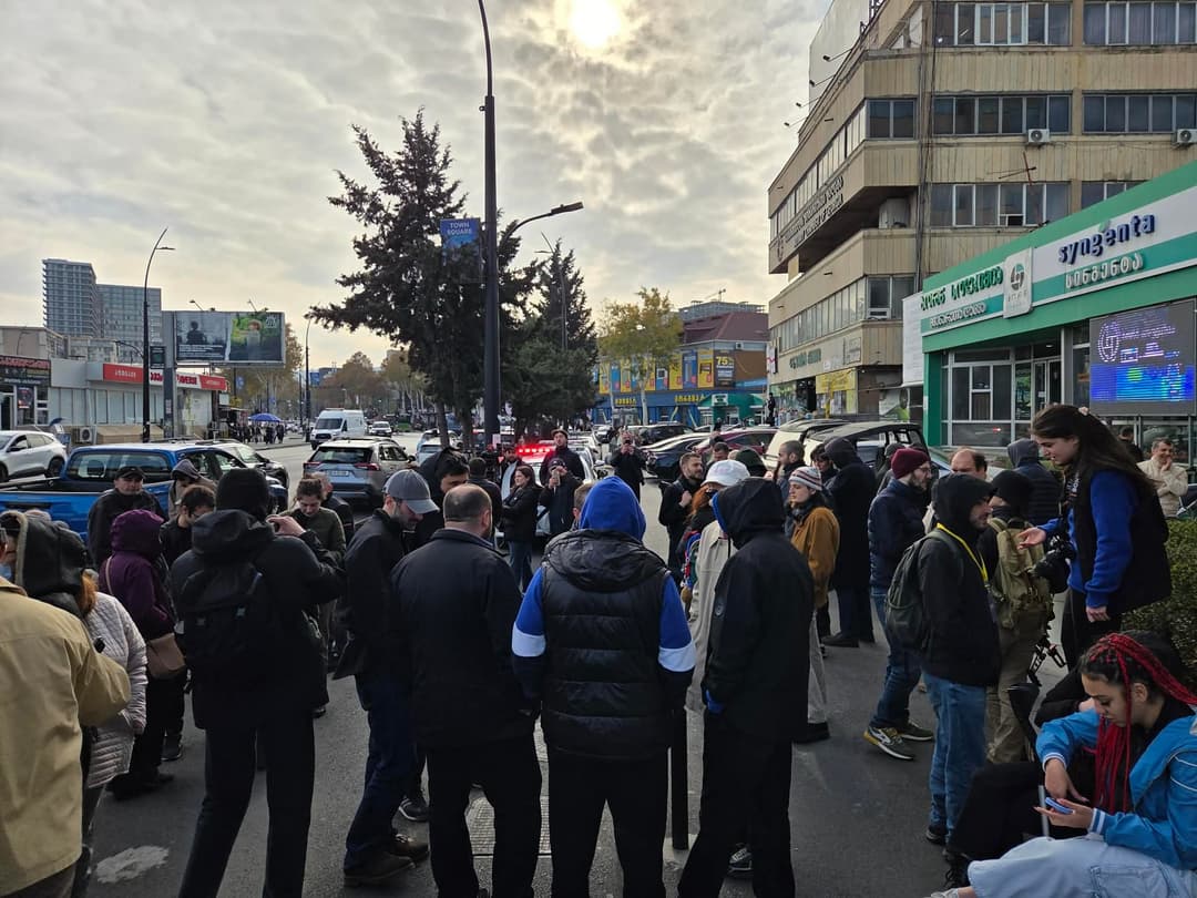 ჭიათურელი მაღაროელები ჯანდაცვის სამინისტროსთან საპროტესტო აქციას მართავენ