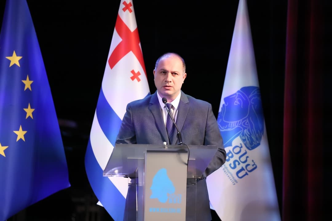 გივი მიქანაძემ ბათუმის შოთა რუსთაველის სახელმწიფო უნივერსიტეტს 90 წლის იუბილე მიულოცა