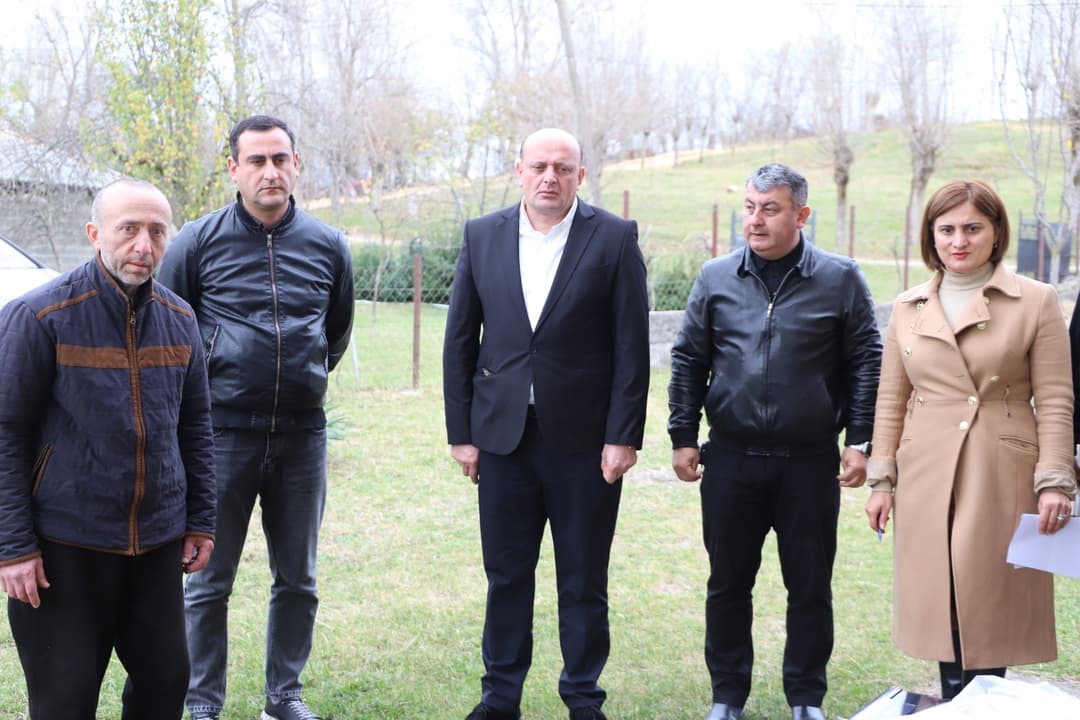 თერჯოლის მუნიციპალიტეტის მერმა მრავალშვილიან ოჯახებს საყოფაცხოვრებო ნივთები გადასცა