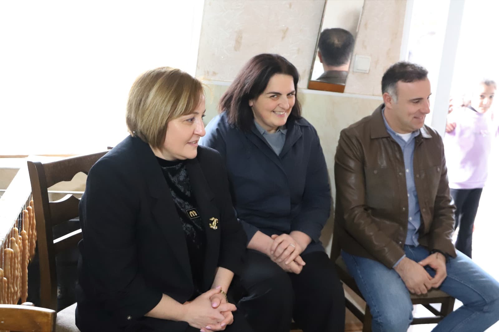 <p style="text-align: justify">თერჯოლის მუნიციპალიტეტის მერის პირველმა მოადგილემ ზვიად ბაზაძემ ბარბარობის დღესასწაულთან დაკავშირებით, 70 წელს გადაცილებულ მარტოხელა მოხუცებს სასურსათო პაკეტი გადასცა.</p><p style="text-align: justify">მუნიციპალიტეტის მერიის ინფორმაციით, რამდენიმე ოჯახში, დღეს პირადად მუნიციპალიტეტის მერის მოადგილე, საკრებულოს თავმჯდომარესა და საკრებულოს წარმომადგენლებთან &nbsp;ერთად იმყოფებოდა, ხელმძღვანელმა პირებმა თითოეულ მათგანს საბარბარობო ნობათი გადასცეს და &nbsp;დამდეგი ქრისტიანული დღესასწაული &nbsp;მიულოცეს.</p><p style="text-align: justify">აღნიშნული პაკეტს, რომელიც ყველა საჭირო პროდუქტს მოიცავს, მუნიციპალიტეტში მცხოვრებ დანარჩენ ბენეფიციარებს, ადმინისტრაციულ ერთეულებში მერის წარმომადგენლები გადასცემენ.</p><p style="text-align: justify">მუნიციპალიტეტის მერიის ჯანდაცვისა და სოციალურ საკითხთა სამსახურის ორგანიზებით, პროგრამით გათვალისწინებულ პირველადი მოხმარების საკვებ პროდუქტებს სადღესასწაულოდ 100-ზე მეტი ოჯახი მიიღებს.</p>