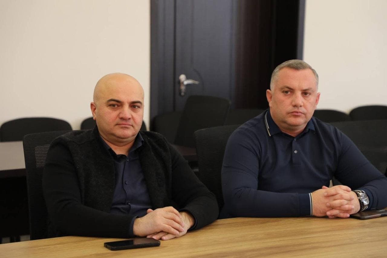 <p style="text-align: justify">თეთრიწყაროს მუნიციპალიტეტის მერი მიხეილ აფციაური &nbsp;ა(ა)ი „თეთრიწყაროს სკოლამდელი აღზრდა-განათლების და სოციალურად დაუცველთა დახმარების ცენტრის“ წარმომადგენლებს შეხვდა.</p><p style="text-align: justify">შეხვედრაზე ცენტრის დირექტორმა, ფიქრია მეშველიანმა ადმინისტრაციის წევრებთან ერთად, სოფელ წინწყაროსა და სოფელ სამღერეთის საბავშვო ბაღების ავტორიზაციის მინიჭების შესახებ პრეზენტაცია წარადგინა.</p><p style="text-align: justify">როგორც ფიქრია მეშველიანმა აღნიშნა, ქვემო ქართლში თეთრიწყაროს მუნიციპალიტეტი არის პირველი, რომელსაც აქვს ორი სკოლამდელი აღზრდისა და განათლების დაწესებულება, რომლებმაც წარმატებით გაიარეს ავტორიზაცია.</p><p style="text-align: justify">შეხვედრას ასევე ესწრებოდნენ თეთრიწყაროს მუნიციპალიტეტის მერისა და საკრებულოს თავმჯდომარის მოადგილეები ლევან ხმალაძე, რამაზ გულბანი, ლია ზურებიანი, ვალერიან სუხიტაშვილი და ანზორ ღორჯომელაძე.</p>