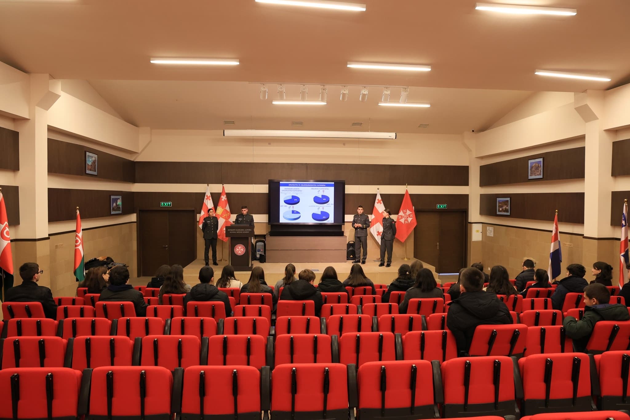 <p style="text-align: justify">ეროვნული თავდაცვის აკადემიაში თბილისის საშუალო სკოლა „ლამპარის“ მოსწავლეები იმყოფებოდნენ. იუნკერებმა სკოლის მოსწავლეებს გააცნეს პრეზენტაცია ეროვნული თავდაცვის აკადემიის შესახებ. პრეზენტაციამ კითხვა - პასუხის რეჟიმში ჩაიარა.</p><p style="text-align: justify">"სტუმრებმა ამომწურავი ინფორმაცია მიიღეს ეროვნული თავდაცვის აკადემიის ბაკალავრიატის, ქართულ ენაში მომზადების პროგრამების და იუნკერთა სასწავლო ბატალიონის შესახებ. პრეზენტაციის შემდეგ მოსწავლეებმა აკადემიის ინფრასტრუქტურა დაათვალიერეს.</p><p style="text-align: justify">აღნიშნული სახის ვიზიტები ეხმარება საზოგადოებაში აკადემიის შესახებ ცნობადობის ამაღლებას და აკადემიის პოპულარიზაციის გაზრდას", - აცხადებენ თავდაცვის აკადემიაში.</p><p>&nbsp;</p>
