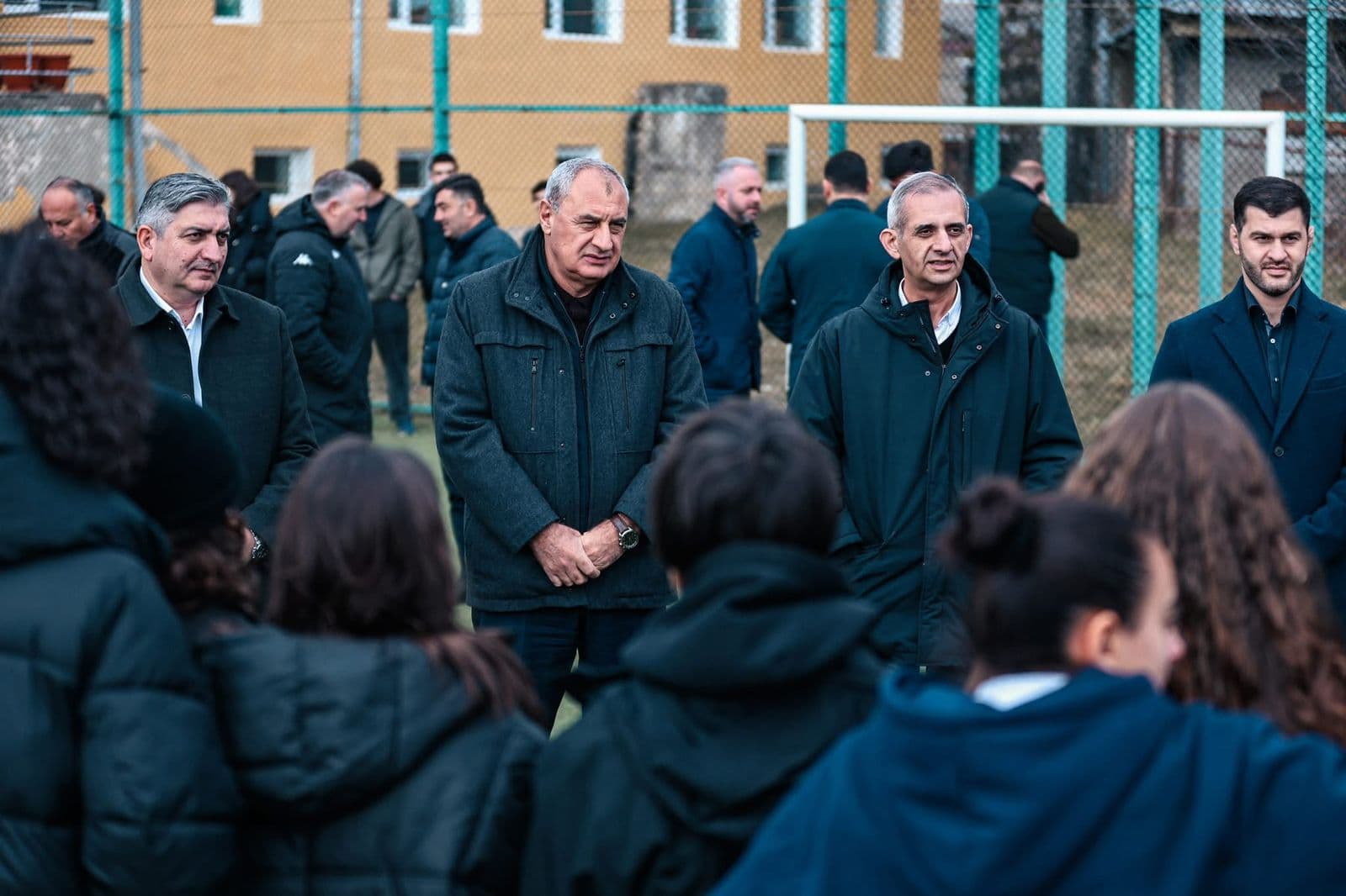 <p style="text-align: justify">რეგიონული განვითარების მინისტრის პირველი მოადგილე ლევან ზაუტაშვილი და ქვემო ქართლში სახელმწიფო რწმუნებული ილია ჯალაღანია თეთრიწყაროს მუნიციპალიტეტის მერთან მიხეილ აფციაურთან ერთად, გოგონათა საფეხბურთო გუნდის წევრებს შეხვდნენ.</p><p style="text-align: justify">გოგონათა ფეხბურთი თეთრიწყაროს მუნიციპალიტეტის ეთნიკურად მრავალფეროვან, ეკომიგრანტებით დასახლებულ სოფელ სამღერეთში 2018 წელს ჩამოყალიბდა. შეიქმნა სამოყვარულო საფეხბურთო გუნდი, რომელიც ეთნიკურად ქართველ, აზერბაიჯანელ და სომეხ გოგონებს აერთიანებს. 2020 წლიდან გუნდს ფეხბურთით დაინტერესებული გოგონები მუნიციპალიტეტის სხვადასხვა სოფლებიდანაც შეუერთდნენ. 2023 წლიდან თეთრიწყაროს გოგონათა გუნდი ოფიციალურად ჩაერთო საქართველოს ლიგა 2-ში, წარმატებით განაგრძობს ასპარეზობას და ამ ეტაპზე გადასულია უმაღლეს ლიგაში.</p><p style="text-align: justify">მინისტრის მოადგილემ, სახელმწიფო რწმუნებულმა და მერმა გოგონები ერთჯერადი ფულადი პრემიით, მედლებითა და სამადლობელი სიგელებით დააჯილდოვეს და აღნიშნეს, რომ მათი გადასვლა უმაღლეს ლიგაში მუნიციპალიტეტში ქალთა ფეხბურთის განვითარებისთვის მნიშვნელოვანი ნაბიჯია.</p><p style="text-align: justify">შეხვედრას ქვემო ქართლში სახელმწიფო რწმუნებულის პირველი მოადგილე იოსებ ალიბეგაშვილი, მოადგილე ავთანდილ ჭრიკიშვილი და ადგილობრივი ხელისუფლების წარმომადგენლები ესწრებოდნენ.</p>