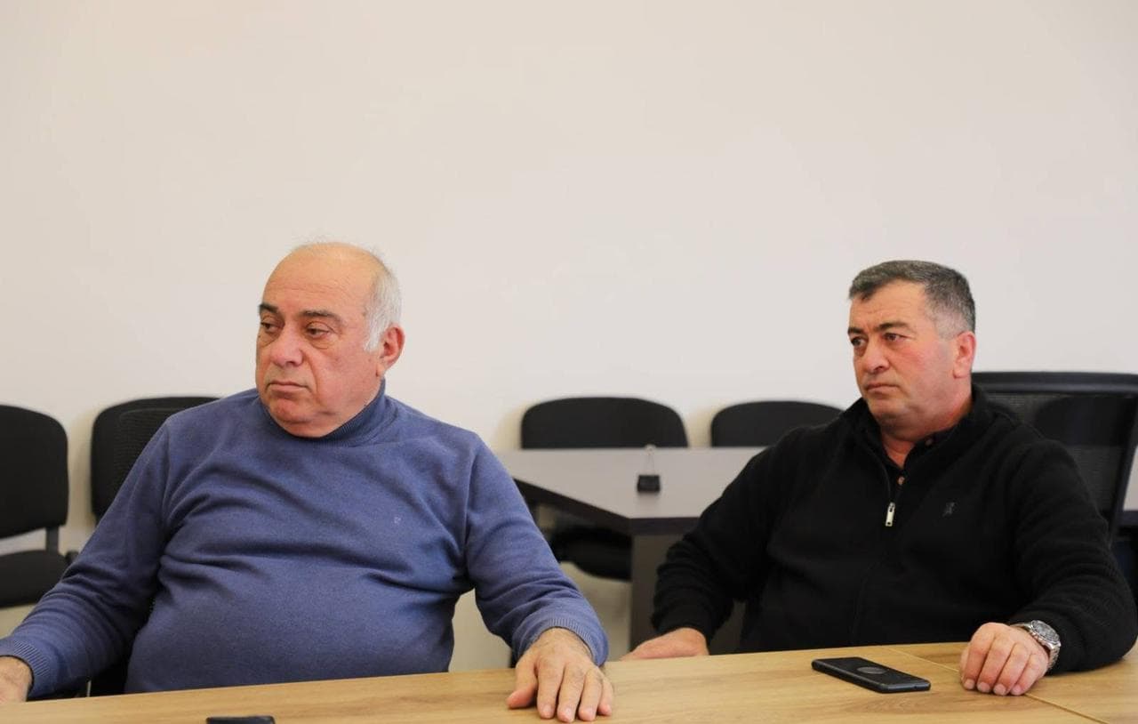 <p style="text-align: justify">თეთრიწყაროს მუნიციპალიტეტის მერი მიხეილ აფციაური &nbsp;ა(ა)ი „თეთრიწყაროს სკოლამდელი აღზრდა-განათლების და სოციალურად დაუცველთა დახმარების ცენტრის“ წარმომადგენლებს შეხვდა.</p><p style="text-align: justify">შეხვედრაზე ცენტრის დირექტორმა, ფიქრია მეშველიანმა ადმინისტრაციის წევრებთან ერთად, სოფელ წინწყაროსა და სოფელ სამღერეთის საბავშვო ბაღების ავტორიზაციის მინიჭების შესახებ პრეზენტაცია წარადგინა.</p><p style="text-align: justify">როგორც ფიქრია მეშველიანმა აღნიშნა, ქვემო ქართლში თეთრიწყაროს მუნიციპალიტეტი არის პირველი, რომელსაც აქვს ორი სკოლამდელი აღზრდისა და განათლების დაწესებულება, რომლებმაც წარმატებით გაიარეს ავტორიზაცია.</p><p style="text-align: justify">შეხვედრას ასევე ესწრებოდნენ თეთრიწყაროს მუნიციპალიტეტის მერისა და საკრებულოს თავმჯდომარის მოადგილეები ლევან ხმალაძე, რამაზ გულბანი, ლია ზურებიანი, ვალერიან სუხიტაშვილი და ანზორ ღორჯომელაძე.</p>