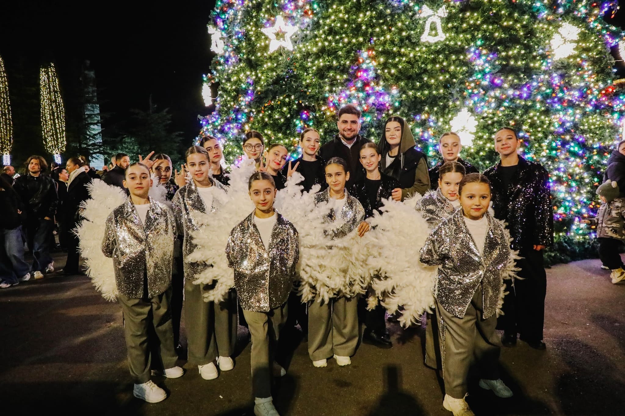 <p style="text-align: justify">ფოთის ცენტრალურ მოედანზე, ქალაქის მთავარი ნაძვის ხე საზეიმოდ აინთო.</p><p style="text-align: justify">ილუმინაციებით განათდა ქალაქის ქუჩებიც.</p><p style="text-align: justify">&nbsp;</p>