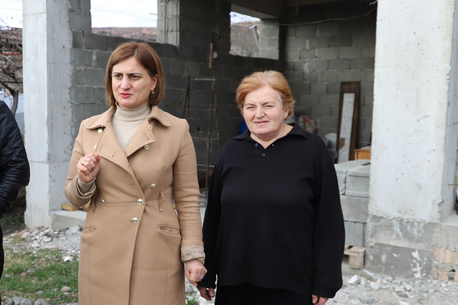 <p style="text-align: justify">თერჯოლის მუნიციპალიტეტის მერმა მრავალშვილიან ოჯახებს საყოფაცხოვრებო ნივთები გადასცა.</p><p style="text-align: justify">მუნიციპალიტეტის მერიის ინფორმაციით, მანუჩარ რობაქიძემ სოციალური დახმარების ბენეფიციარი ოჯახები საკრებულოს თავმჯდომარე სოსო ჩაფიჩაძესთან ერთად მოინახულა.</p><p style="text-align: justify">სოციალური აქცია მერიის ბავშვთა დაცვისა და მხარდაჭერის განყოფილების ორგანიზებით განხორციელდა.&nbsp;</p><p style="text-align: justify">თერჯოლის მერის ინიციატივით, მსგავსი ტიპის აქციები ბავშვიანი ოჯახების მხარდაჭერის პროგრამის ფარგლებში ინტენსიურად ეწყობა და მოქალაქეების საცხოვრებელი პირობების გაუმჯობესებას ისახავს მიზნად.</p><p style="text-align: justify">მუნიციპალიტეტში აღნიშნული პროგრამა უკვე მესამე წელია, მოქმედებს და ამ დრომდე დახმარება 80-მდე ოჯახმა მიიღო</p>