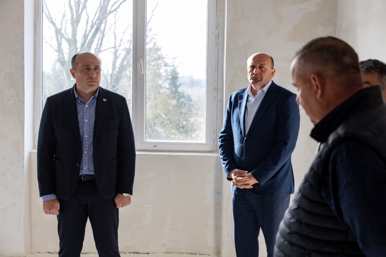 <p style="text-align: justify">თერჯოლის მუნიციპალიტეტში საგანმანათლებლო ინფრასტრუქტურის აღდგენა და განახლება მიმდინარეობს.</p><p style="text-align: justify">სამუშაოები თერჯოლის მუნიციპალიტეტის მერმა მანუჩარ რობაქიძემ &nbsp;იმერეთში სახელმწიფო რწმუნებულთან ლევან ზალკალიანთან და ადგილობრივი თვითმმართველობის წარმომადგენლებთან ერთად დაათვალიერა.&nbsp;</p><p style="text-align: justify">მუნიციპალიტეტის მერიის ინფორმაციით, პროექტების მიზანია მოსწავლეებისთვის უსაფრთხო და კომფორტული საგანმანათლებლო გარემოს შექმნა. სამუშაოები ხორციელდება მცირე მასშტაბის სკოლების სარეაბილიტაციო პროგრამის ფარგლებში და სრულად ფინანსდება ინფრასტრუქტურის სამინისტროს მიერ.</p><p style="text-align: justify">სოფელ ახალთერჯოლის საჯარო სკოლაში ხორციელდება შიდა სივრცის რეაბილიტაცია: განახლდება სკოლის შესასვლელი, გარემონტდება მესამე სართულის საკლასო ოთახები და დერეფანი, იცვლება ელექტროგაყვანილობის სისტემა.</p><p style="text-align: justify">სოფელ ჭოგნარის სკოლაში პირველად მონტაჟდება ცენტრალური გათბობის სისტემა.&nbsp;</p><p style="text-align: justify">ამავე პროგრამის ფარგლებში უკვე დასრულდა სოფელ ნაგარევის სკოლის სახურავის სრული რეაბილიტაციაც.</p><p style="text-align: justify">საერთო ჯამში, სკოლების რეაბილიტაციასა და კეთილმოწყობაზე 400 000 ლარამდე დაიხარჯება.</p>