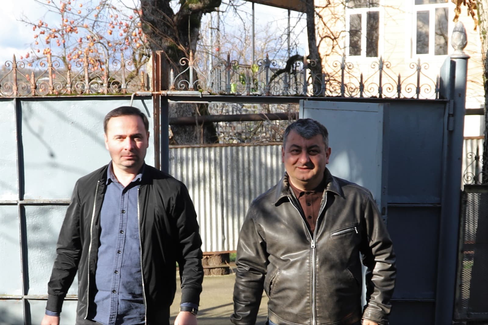 <p style="text-align: justify">თერჯოლის მუნიციპალიტეტის მერის პირველმა მოადგილემ ზვიად ბაზაძემ ბარბარობის დღესასწაულთან დაკავშირებით, 70 წელს გადაცილებულ მარტოხელა მოხუცებს სასურსათო პაკეტი გადასცა.</p><p style="text-align: justify">მუნიციპალიტეტის მერიის ინფორმაციით, რამდენიმე ოჯახში, დღეს პირადად მუნიციპალიტეტის მერის მოადგილე, საკრებულოს თავმჯდომარესა და საკრებულოს წარმომადგენლებთან &nbsp;ერთად იმყოფებოდა, ხელმძღვანელმა პირებმა თითოეულ მათგანს საბარბარობო ნობათი გადასცეს და &nbsp;დამდეგი ქრისტიანული დღესასწაული &nbsp;მიულოცეს.</p><p style="text-align: justify">აღნიშნული პაკეტს, რომელიც ყველა საჭირო პროდუქტს მოიცავს, მუნიციპალიტეტში მცხოვრებ დანარჩენ ბენეფიციარებს, ადმინისტრაციულ ერთეულებში მერის წარმომადგენლები გადასცემენ.</p><p style="text-align: justify">მუნიციპალიტეტის მერიის ჯანდაცვისა და სოციალურ საკითხთა სამსახურის ორგანიზებით, პროგრამით გათვალისწინებულ პირველადი მოხმარების საკვებ პროდუქტებს სადღესასწაულოდ 100-ზე მეტი ოჯახი მიიღებს.</p>