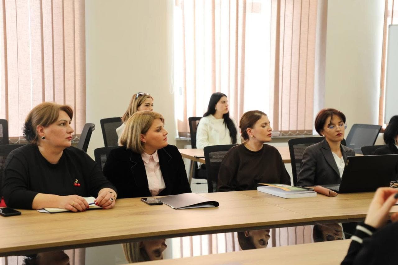 <p style="text-align: justify">თეთრიწყაროს მუნიციპალიტეტის მერი მიხეილ აფციაური &nbsp;ა(ა)ი „თეთრიწყაროს სკოლამდელი აღზრდა-განათლების და სოციალურად დაუცველთა დახმარების ცენტრის“ წარმომადგენლებს შეხვდა.</p><p style="text-align: justify">შეხვედრაზე ცენტრის დირექტორმა, ფიქრია მეშველიანმა ადმინისტრაციის წევრებთან ერთად, სოფელ წინწყაროსა და სოფელ სამღერეთის საბავშვო ბაღების ავტორიზაციის მინიჭების შესახებ პრეზენტაცია წარადგინა.</p><p style="text-align: justify">როგორც ფიქრია მეშველიანმა აღნიშნა, ქვემო ქართლში თეთრიწყაროს მუნიციპალიტეტი არის პირველი, რომელსაც აქვს ორი სკოლამდელი აღზრდისა და განათლების დაწესებულება, რომლებმაც წარმატებით გაიარეს ავტორიზაცია.</p><p style="text-align: justify">შეხვედრას ასევე ესწრებოდნენ თეთრიწყაროს მუნიციპალიტეტის მერისა და საკრებულოს თავმჯდომარის მოადგილეები ლევან ხმალაძე, რამაზ გულბანი, ლია ზურებიანი, ვალერიან სუხიტაშვილი და ანზორ ღორჯომელაძე.</p>