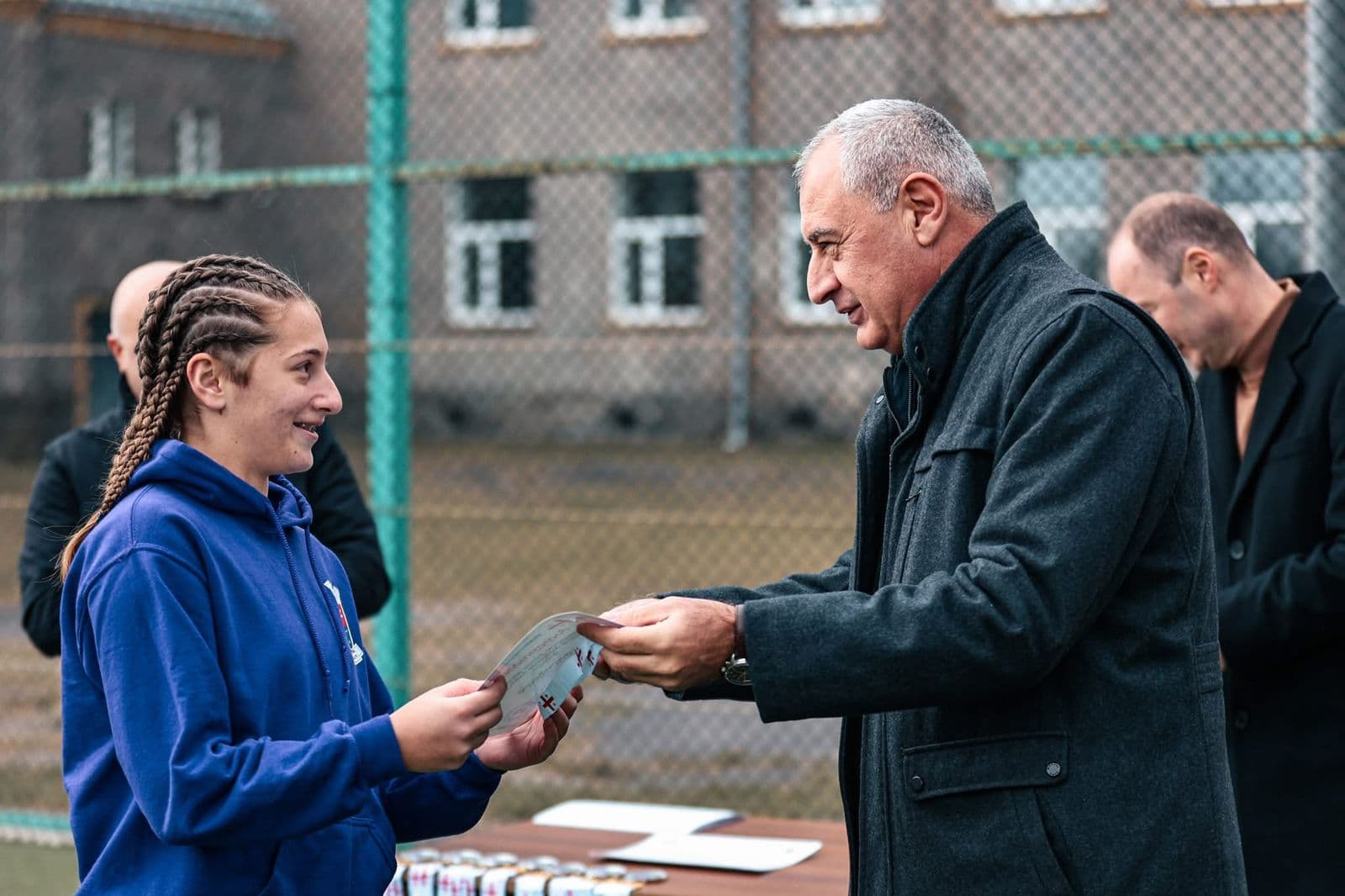 <p style="text-align: justify">რეგიონული განვითარების მინისტრის პირველი მოადგილე ლევან ზაუტაშვილი და ქვემო ქართლში სახელმწიფო რწმუნებული ილია ჯალაღანია თეთრიწყაროს მუნიციპალიტეტის მერთან მიხეილ აფციაურთან ერთად, გოგონათა საფეხბურთო გუნდის წევრებს შეხვდნენ.</p><p style="text-align: justify">გოგონათა ფეხბურთი თეთრიწყაროს მუნიციპალიტეტის ეთნიკურად მრავალფეროვან, ეკომიგრანტებით დასახლებულ სოფელ სამღერეთში 2018 წელს ჩამოყალიბდა. შეიქმნა სამოყვარულო საფეხბურთო გუნდი, რომელიც ეთნიკურად ქართველ, აზერბაიჯანელ და სომეხ გოგონებს აერთიანებს. 2020 წლიდან გუნდს ფეხბურთით დაინტერესებული გოგონები მუნიციპალიტეტის სხვადასხვა სოფლებიდანაც შეუერთდნენ. 2023 წლიდან თეთრიწყაროს გოგონათა გუნდი ოფიციალურად ჩაერთო საქართველოს ლიგა 2-ში, წარმატებით განაგრძობს ასპარეზობას და ამ ეტაპზე გადასულია უმაღლეს ლიგაში.</p><p style="text-align: justify">მინისტრის მოადგილემ, სახელმწიფო რწმუნებულმა და მერმა გოგონები ერთჯერადი ფულადი პრემიით, მედლებითა და სამადლობელი სიგელებით დააჯილდოვეს და აღნიშნეს, რომ მათი გადასვლა უმაღლეს ლიგაში მუნიციპალიტეტში ქალთა ფეხბურთის განვითარებისთვის მნიშვნელოვანი ნაბიჯია.</p><p style="text-align: justify">შეხვედრას ქვემო ქართლში სახელმწიფო რწმუნებულის პირველი მოადგილე იოსებ ალიბეგაშვილი, მოადგილე ავთანდილ ჭრიკიშვილი და ადგილობრივი ხელისუფლების წარმომადგენლები ესწრებოდნენ.</p>