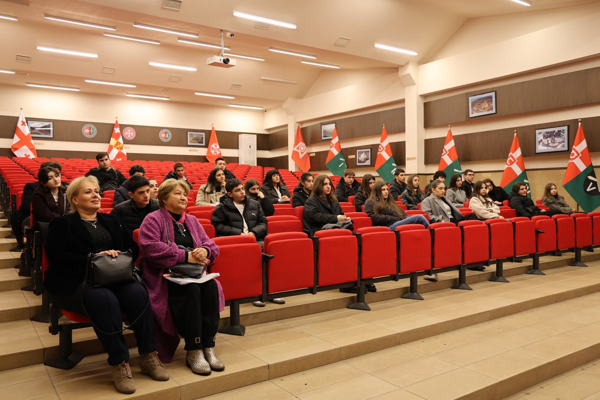 <p style="text-align: justify">ეროვნული თავდაცვის აკადემიაში თბილისის საშუალო სკოლა „ლამპარის“ მოსწავლეები იმყოფებოდნენ. იუნკერებმა სკოლის მოსწავლეებს გააცნეს პრეზენტაცია ეროვნული თავდაცვის აკადემიის შესახებ. პრეზენტაციამ კითხვა - პასუხის რეჟიმში ჩაიარა.</p><p style="text-align: justify">"სტუმრებმა ამომწურავი ინფორმაცია მიიღეს ეროვნული თავდაცვის აკადემიის ბაკალავრიატის, ქართულ ენაში მომზადების პროგრამების და იუნკერთა სასწავლო ბატალიონის შესახებ. პრეზენტაციის შემდეგ მოსწავლეებმა აკადემიის ინფრასტრუქტურა დაათვალიერეს.</p><p style="text-align: justify">აღნიშნული სახის ვიზიტები ეხმარება საზოგადოებაში აკადემიის შესახებ ცნობადობის ამაღლებას და აკადემიის პოპულარიზაციის გაზრდას", - აცხადებენ თავდაცვის აკადემიაში.</p><p>&nbsp;</p>