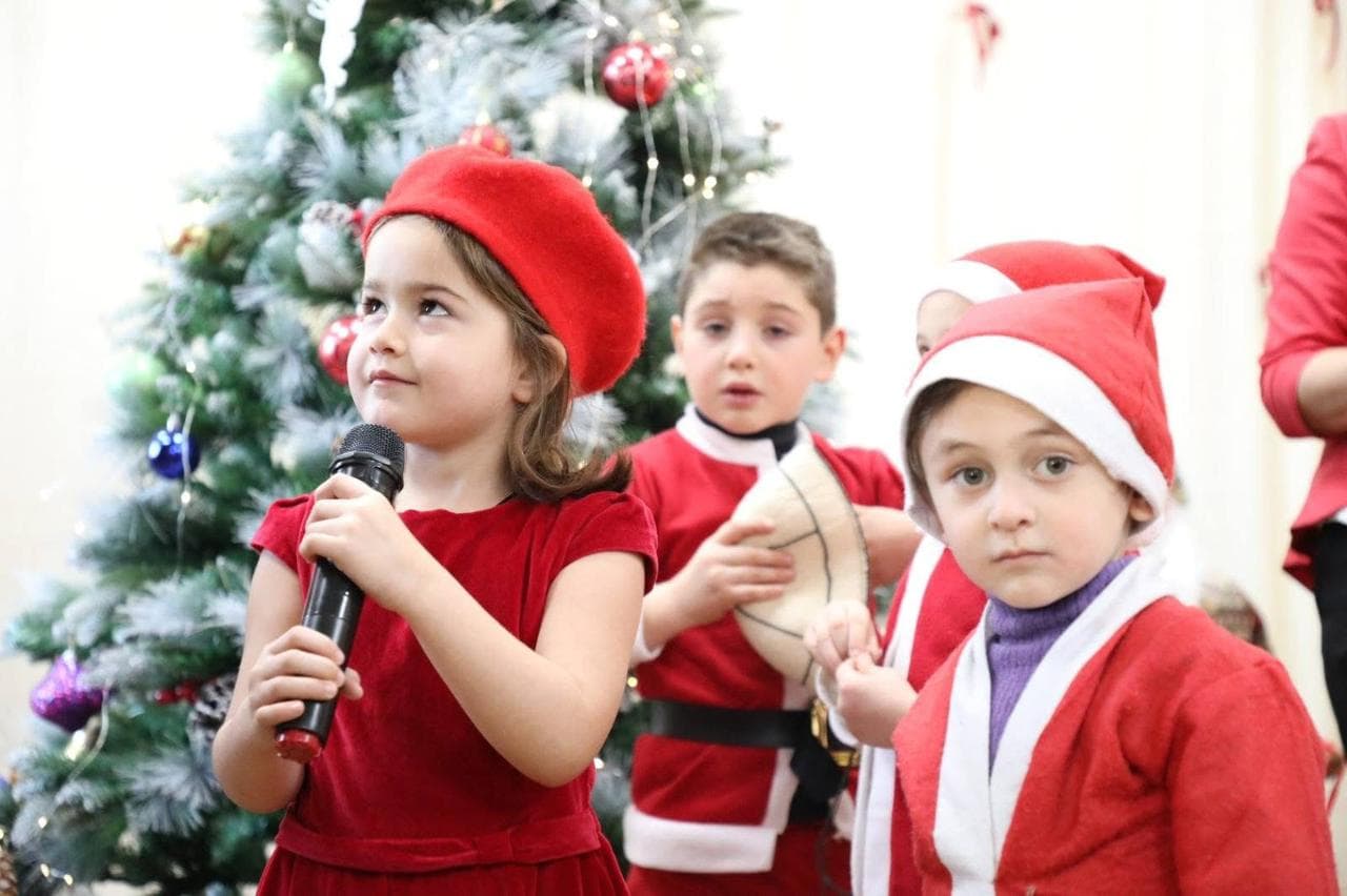 <p style="text-align: justify">თეთრიწყაროს მუნიციპალიტეტის მერმა მიხეილ აფციაურმა საბავშვო ბაღის აღსაზრდელებს დამდეგი შობა-ახალი წელი მიულოცა და საჩუქრები გადასცა.</p><p style="text-align: justify">ააიპ თეთრიწყაროს სკოლამდელი აღზრდა განათლებისა და სოციალურად დაუცველთა დახმარების ცენტრის თექვსმეტივე საბავშვო ბაღში საახალწლო ღონისძიებები გაიმართა.</p><p style="text-align: justify">ღონისძიებებს ასევე მუნიციპალიტეტის მერისა და საკრებულოს თავმჯდომარის პირველი მოადგილეები, ლევან ხმალაძე, ვალერიან სუხიტაშვილი, ცენტრის დირექტორი ფიქრია მეშველიანი, ცენტრის თანამშრომლები და ადგილობრივი თვითმმართველობის წარმომადგენლები ესწრებოდნენ.</p>