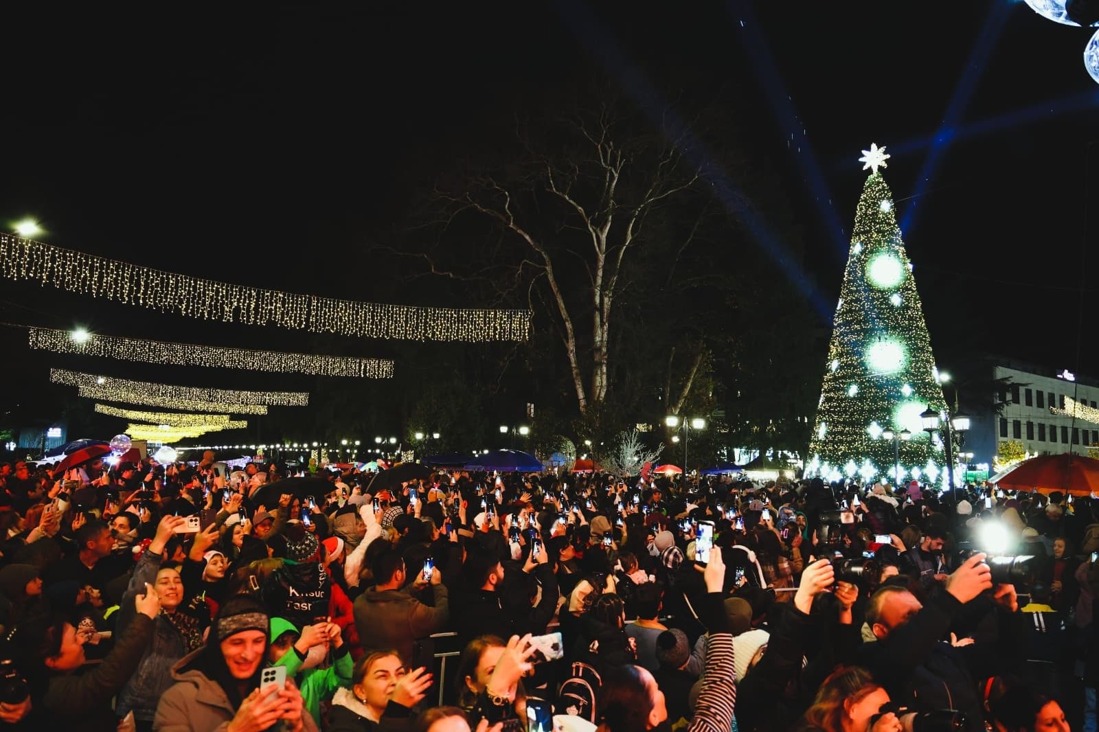 <p style="text-align: justify">ზუგდიდის მთავარი ნაძვის ხე საზეიმოდ აინთო. ქალაქის ცენტრალურ გამზირზე, მთავარი ნაძვის ხის ანთების ღონისძიებაში ზუგდიდის ანსამბლებმა და შემოქმედებითმა ჯგუფებმა მიიღეს მონაწილეობა.</p><p style="text-align: justify">ღონისძიებას სამეგრელო-ზემო სვანეთის სახელმწიფო რწმუნებული დავით ვერავა, ზუგდიდის მერი დავით კოდუა, პარლამენტის წევრი, ზუგდიდის დელეგატი ედიშერ თოლორაია და თვითმმართველობის წარმომადგენლები დაესწრნენ.</p><p style="text-align: justify">„მიმდინარე წელი თითოეული ჩვენგანისთვის განსხვავებული გამოწვევების წელი იყო, მაგრამ ზუგდიდმა კიდევ ერთხელ დაამტკიცა, რომ ერთიანობით, ურთიერთდახმარებით და სიყვარულით შეუძლია გამარჯვება და წინსვლა. მადლობა თითოეულ მოქალაქეს, ვინც თავისი წვლილი შეიტანა ჩვენი ქალაქის განვითარებაში - მადლობა ჩემს ზუგდიდელებს შრომისა და გულწრფელი დამოკიდებულებისთვის.</p><p style="text-align: justify">გილოცავთ დამდეგ შობა ახალ წელს - მინდა, ეს წელი იყოს მშვიდობის, ჯანმრთელობის, წარმატების და ბედნიერების წელი თითოეული ოჯახისთვის. წარმატებები, მშვიდობა და მეტი განვითარება ჩვენს ქალაქს“ - განაცხადა ზუგდიდის მერმა დავით კოდუამ.</p><p style="text-align: justify">საზეიმო ღონისძიებაში მოსწავლე ახალგაზრდობის სასახლის მუსიკალურ-თეატრალური სტუდია "რიბი რაბო,“ სტუდია ,,რეტრო,“ სახელოვნებო სკოლების გაერთიანების საგუნდო-სამუსიკო სკოლის აკადემიური გუნდი, ხელოვნებისა და კულტურის განვითარების ცენტრის ბენდი "ბოლო ოთახი” და კვარტეტი "აკორდი” მონაწილეობდა.&nbsp;</p><p style="text-align: justify">ზუგდიდში შემდეგი საახალწლო კონცერტი 31 დეკემბერს, ახალი წლის ღამეს კულტურის სამინისტროსა და „შემოქმედებითი საქართველოს“ მხარდაჭერით გაიმართება, სადაც ზუგდიდელების წინაშე ნუცა ბუზალაძე წარდგება.</p>