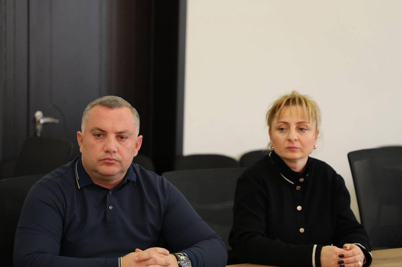 <p style="text-align: justify">თეთრიწყაროს მუნიციპალიტეტის მერი მიხეილ აფციაური &nbsp;ა(ა)ი „თეთრიწყაროს სკოლამდელი აღზრდა-განათლების და სოციალურად დაუცველთა დახმარების ცენტრის“ წარმომადგენლებს შეხვდა.</p><p style="text-align: justify">შეხვედრაზე ცენტრის დირექტორმა, ფიქრია მეშველიანმა ადმინისტრაციის წევრებთან ერთად, სოფელ წინწყაროსა და სოფელ სამღერეთის საბავშვო ბაღების ავტორიზაციის მინიჭების შესახებ პრეზენტაცია წარადგინა.</p><p style="text-align: justify">როგორც ფიქრია მეშველიანმა აღნიშნა, ქვემო ქართლში თეთრიწყაროს მუნიციპალიტეტი არის პირველი, რომელსაც აქვს ორი სკოლამდელი აღზრდისა და განათლების დაწესებულება, რომლებმაც წარმატებით გაიარეს ავტორიზაცია.</p><p style="text-align: justify">შეხვედრას ასევე ესწრებოდნენ თეთრიწყაროს მუნიციპალიტეტის მერისა და საკრებულოს თავმჯდომარის მოადგილეები ლევან ხმალაძე, რამაზ გულბანი, ლია ზურებიანი, ვალერიან სუხიტაშვილი და ანზორ ღორჯომელაძე.</p>