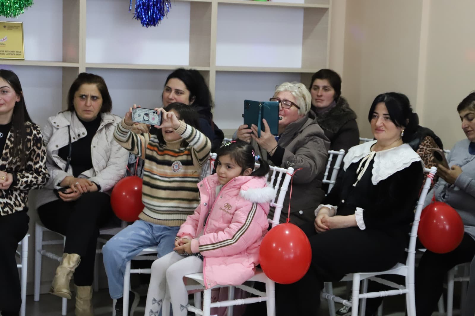 <p style="text-align: justify">თერჯოლის მუნიციპალიტეტის მერი მანუჩარ რობაქიძე საკრებულოს თავმჯდომარე სოსო ჩაფიჩაძესთან ერთად შეზღუდული შესაძლებლობის მქონე ბავშვთა დღის ცენტრ "საპოვნელას“ ღონისძიებას დაესწრო.</p><p style="text-align: justify">მანუჩარ რობაქიძემ ცენტრის აღსაზრდელებს დამდეგი შობა-ახალი წელი მიულოცა და ცენტრთან შემდგომ თანამშრომლობაზე ისაუბრა.</p><p style="text-align: justify">„თერჯოლის მუნიციპალიტეტის ადგილობრივი თვითმმართველობის სახელით, მხარდაჭერას გამოვხატავ &nbsp;დღის ცენტრის თითოეული წევრის მიმართ. ჩვენ მზად ვართ ერთობლივი ძალისხმევით განვახორციელოთ ყველა არსებული პროექტი, შევქმნათ თანასწორი გარემო, მათი უფლებებისა და საჭიროების დასაცავად“, - განაცხადა თერჯოლის მერმა.</p><p style="text-align: justify">შეზღუდული შესაძლებლობის მქონე ბავშვთა დღის ცენტრების პროგრამის კოორდინატორმა სოფიო კუპატაძემ წლის განმავლობაში განხორციელებული აქტივობები შეაჯამა და &nbsp;სამომავლო გეგმებზე ისაუბრა. ცენტრის აღსაზრდელებმა საახალწლო თემაზე მომზადებული ნომრები წარადგინეს.</p><p style="text-align: justify">ღონისძიებას, ადგილობრივი თვითმმართველობის, ასევე საგანმანათლებლო და სკოლამდელი დაწესებულებათა გაერთიანების წარმომადგენლები ესწრებოდნენ.</p>